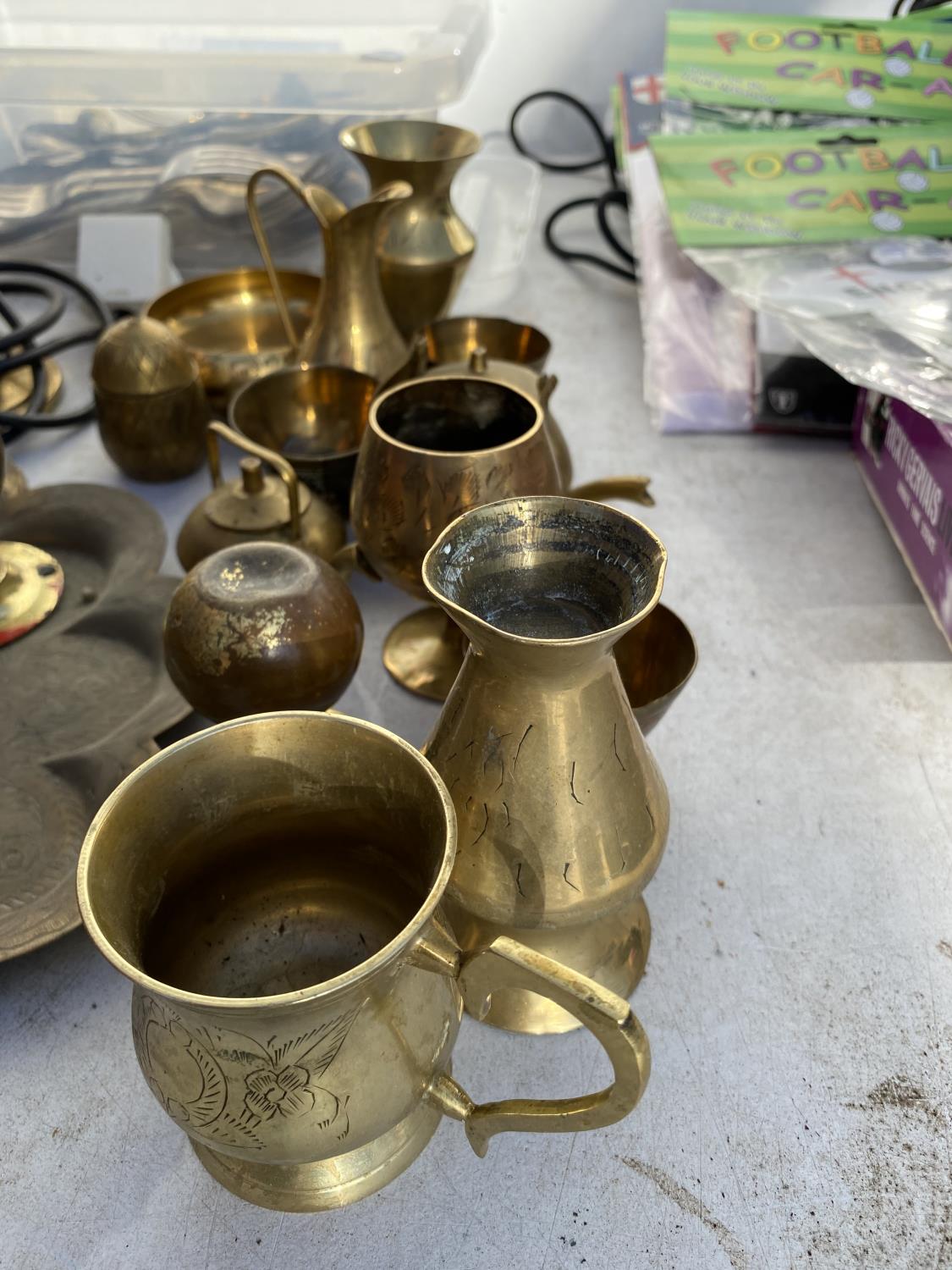 AN ASSORTMENT OF BRASS WARE TO INCLUDE A CANDLESTICK CONVERTED TO A LAMP AND A FURTHER ASSORTMENT OF - Image 2 of 5