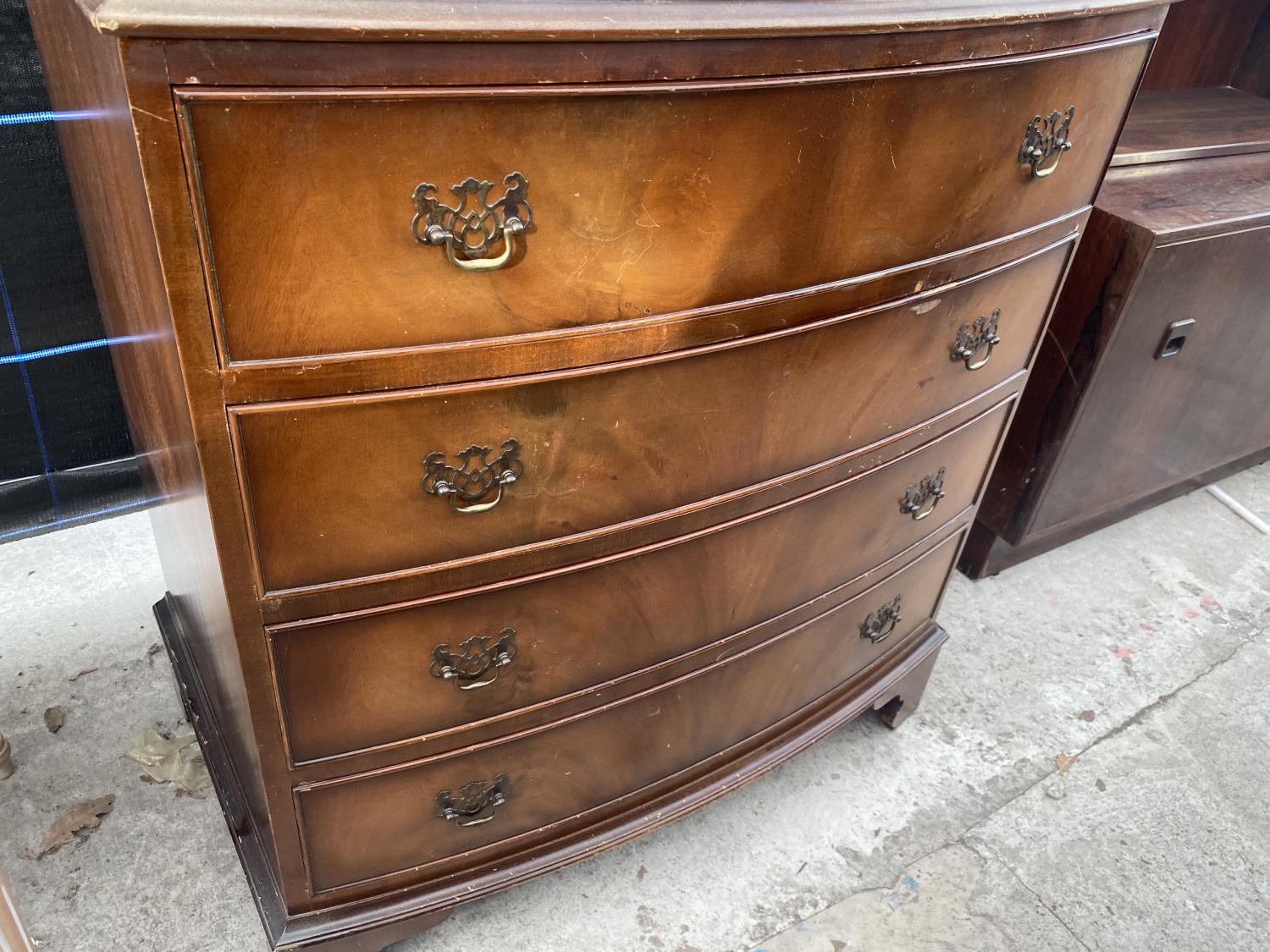 A REPRODUCTION MAHOGANY BOWFRONTED CHEST OF FOUR DRAWERS, 30" WIDE - Image 3 of 3