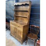 A LIGHT OAK REPRODUCTION DRESSER WITH LINEN FOLD BASE, CUPBOARDS, COMPLETE WITH PLATE RACK, 37.5"