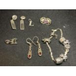 VARIOUS ITEMS OF SILVER JEWELLERY TO INCLUDE EARRINGS, BRACELET WITH CHARMS AND AN L PENDANT