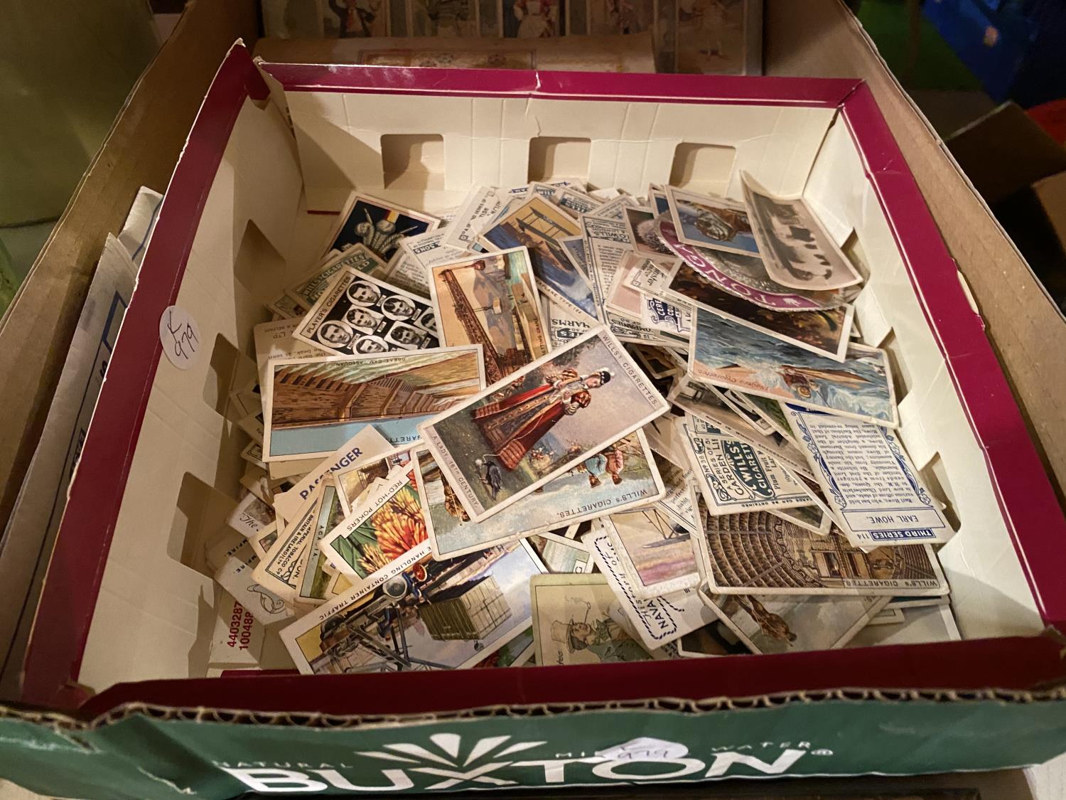 A QUANTITY OF CIGARETTE CARDS - Image 3 of 4