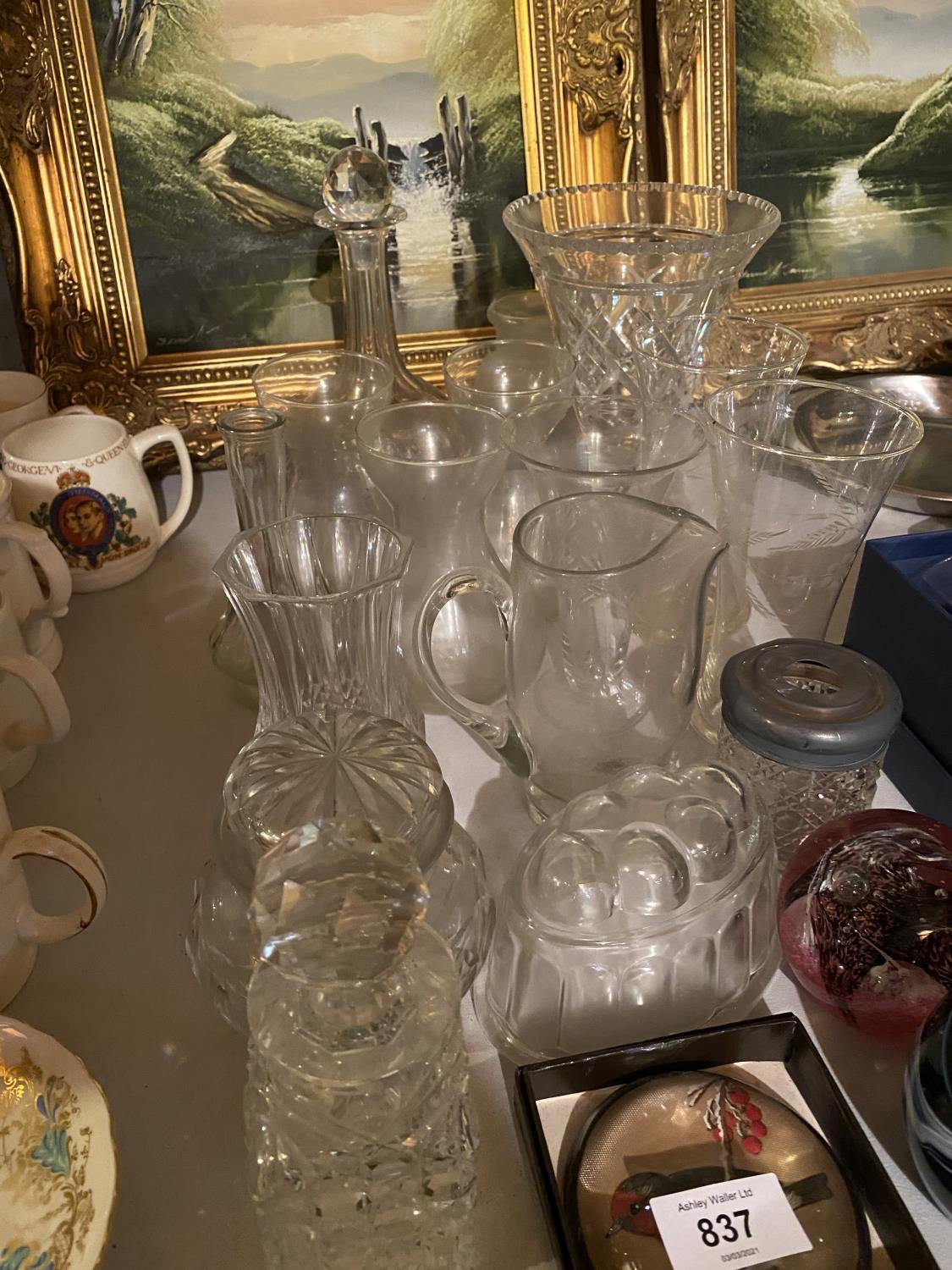 A VARIETY OF GLASSWARE TO INCLUDE A DECANTER, A VASE AND PAPER WEIGHTS ETC - Image 4 of 5