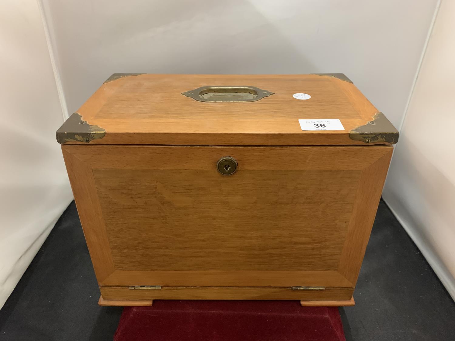 A VINTAGE WOODEN WRITING SLOPE INCORPORATING THREE SMALL DRAWERS AND LETTER RACK WITHIN THE - Image 4 of 5