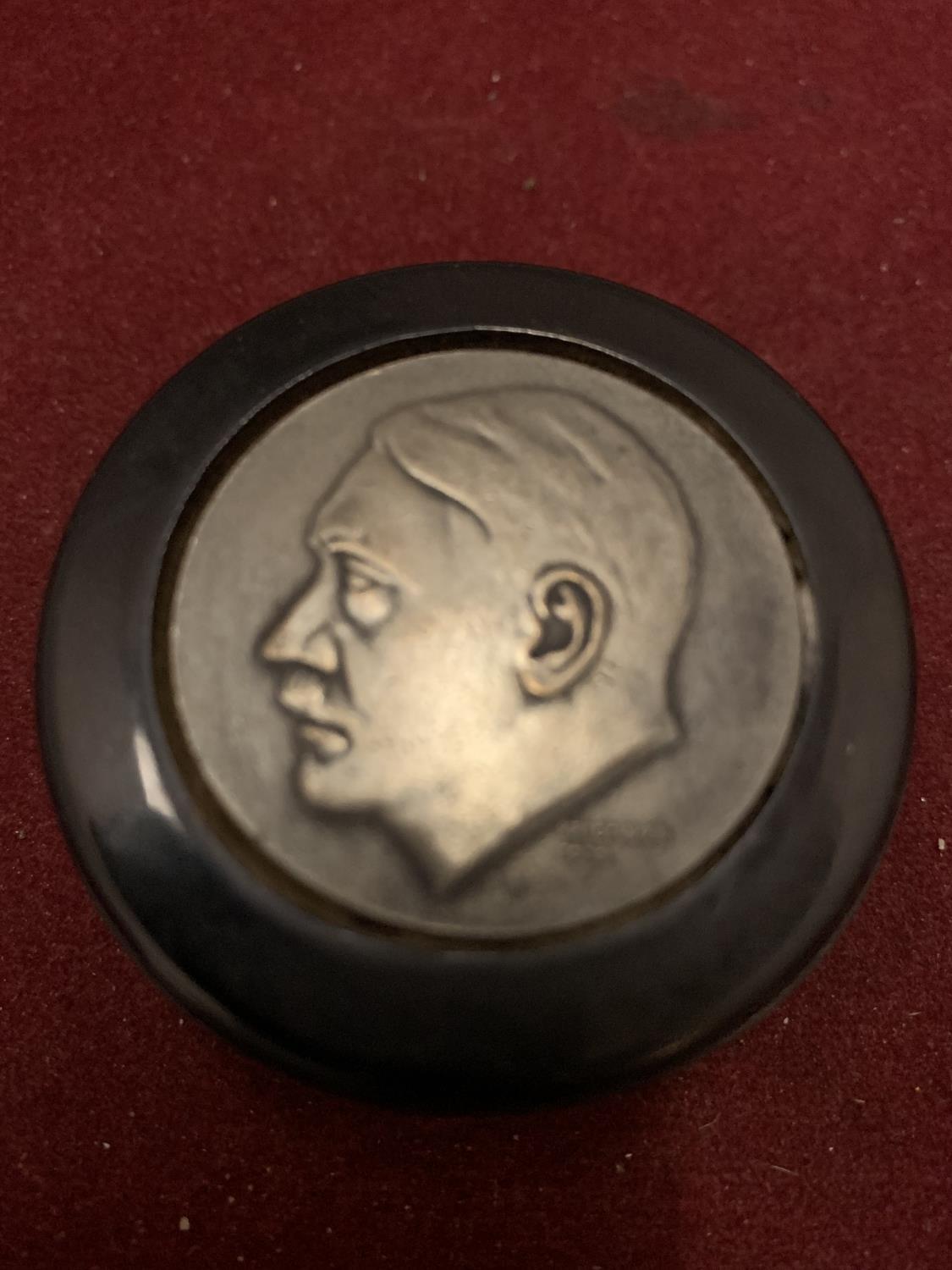 A GERMAN SNUFF BOX WITH RELATED WWII ENGRAVING