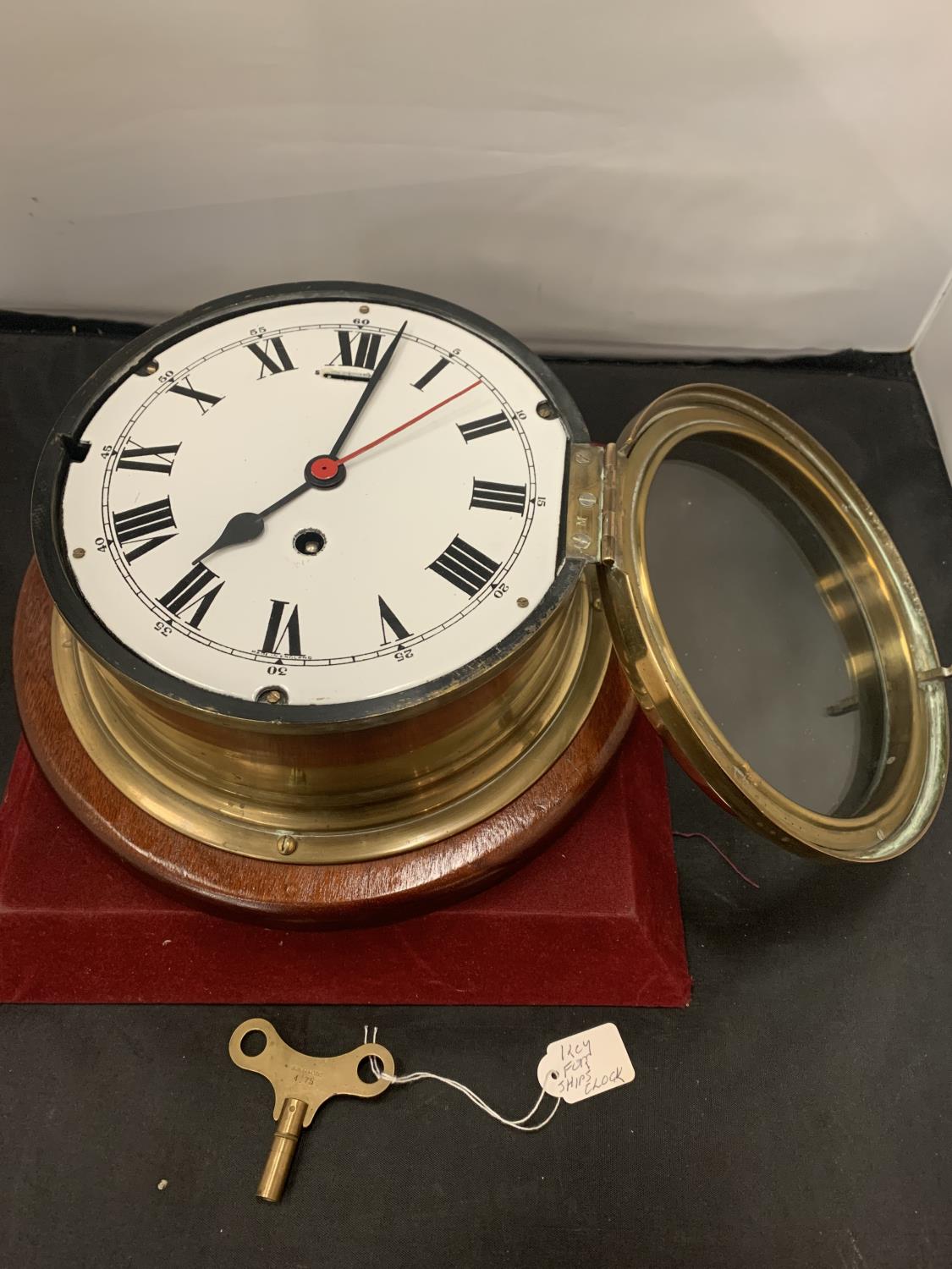 A LARGE BRASS SHIP'S CLOCK WITH KEY - 20CM DIAMETER - Image 3 of 5