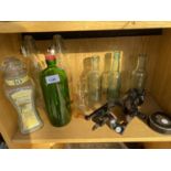 AN ASSORTMENT OF VINTAGE ITEMS TO INCLUDE A MINCER AND GLASS BOTTLES ETC