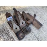 A COLLECTION OF VINTAGE HAND PLANES TO INCLUDE A STANLEY NO.4 1/2 AND A RECORD NO. 04 ETC