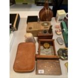 AN ECLECTIC ASSORTMENT OF ITEMS TO INCLUDE A WOODEN WATER FLASK A VINTAGE RADIO ETC