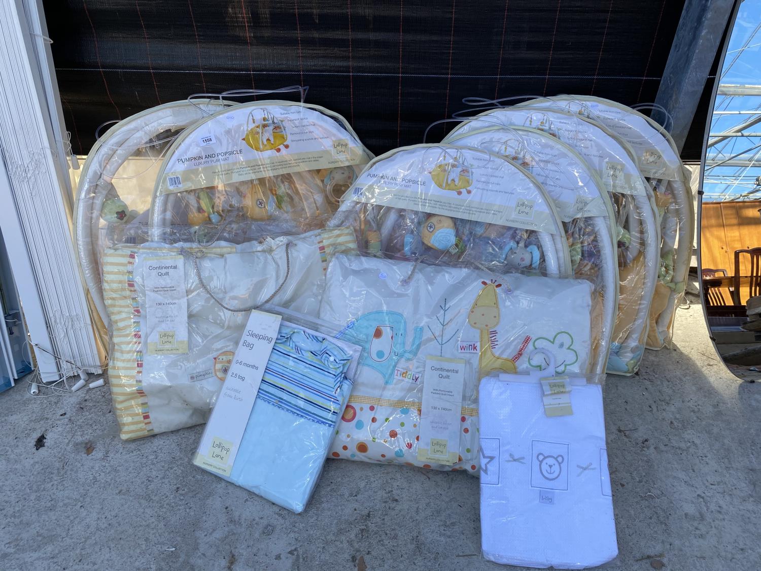 AN ASSORTMENT OF BABY ITEMS TO INCLUDE 6 PLAY MATS, 2 BLANKETS AND A SLEEP BAG