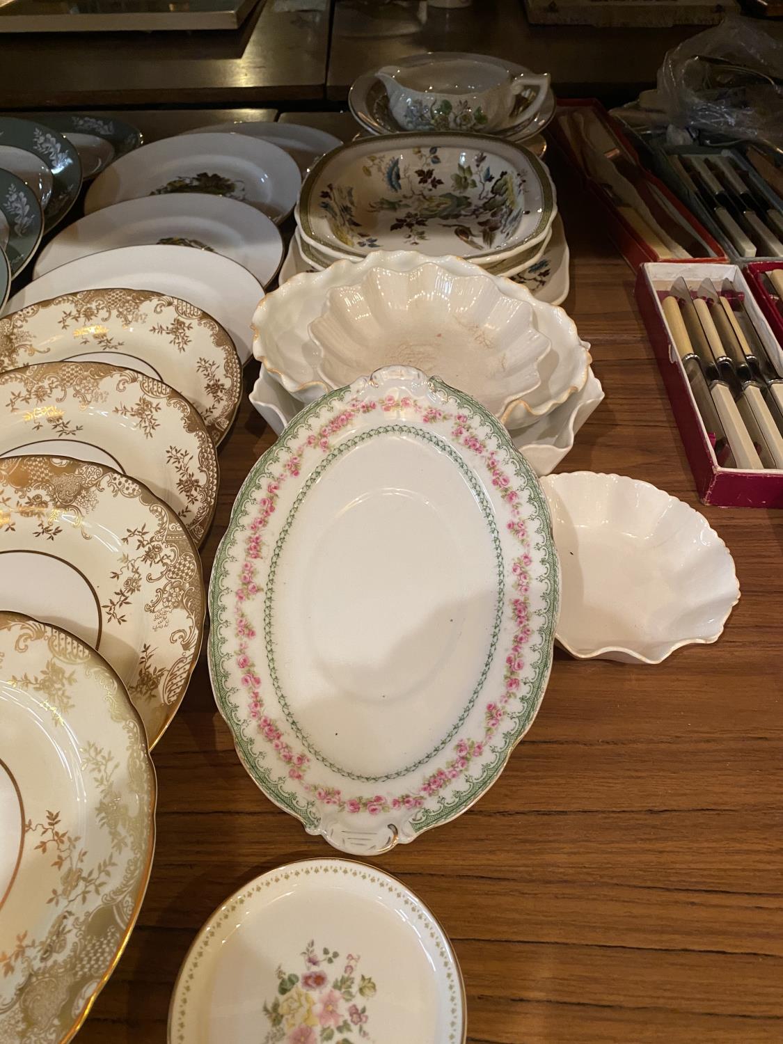 A COLLECTION OF MIXED CERAMICS TO INCLUDE CABINET PLATES - Image 2 of 5