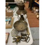 A SELECTION OF BRASSWARE TO INCLUDE A VINTAGE OIL LAMP, DECORATIVE BOWL (D:28CM) ETC