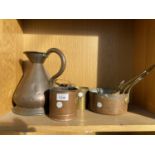 AN ASSORTMENT OF COPPER AND BRASS ITEMS TO INCLUDE A COPPER JUG, COPPER PANS WITH BRASS HANDLES ETC