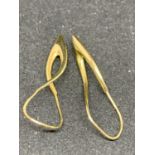 A PAIR OF 14 CARAT GOLD EARRINGS ON A TWIST DESIGN GROSS WEIGHT 1.8 GRAMS