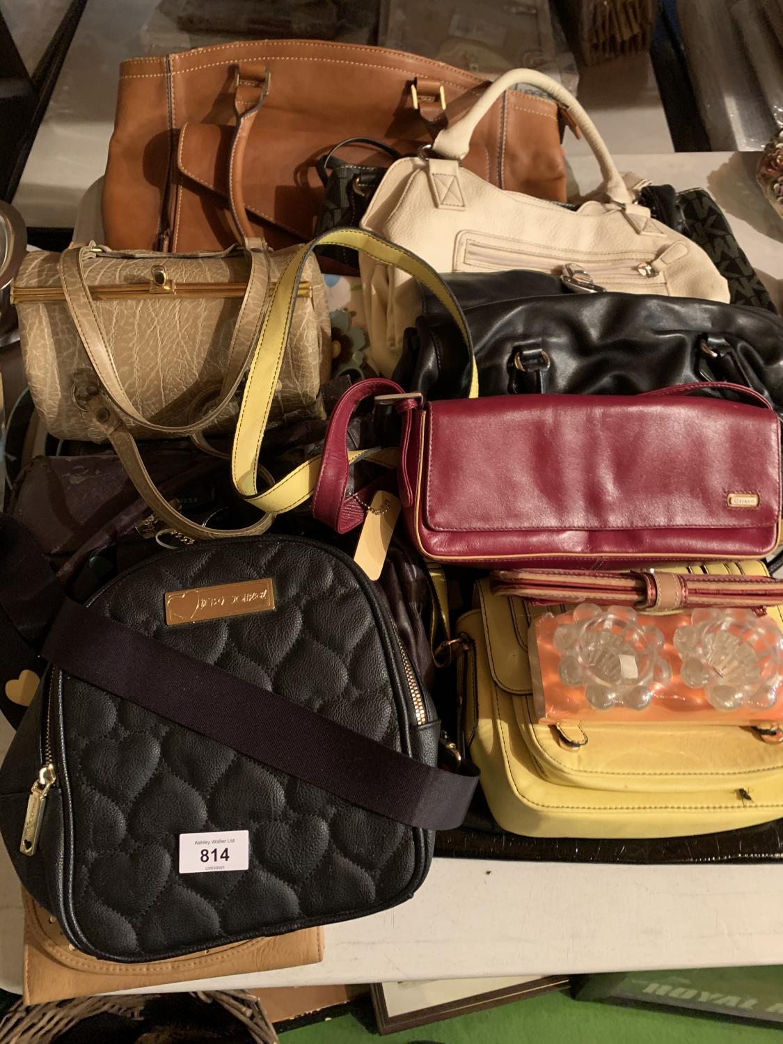 A LARGE QUANTITY OF HANDBAGS AND PURSES