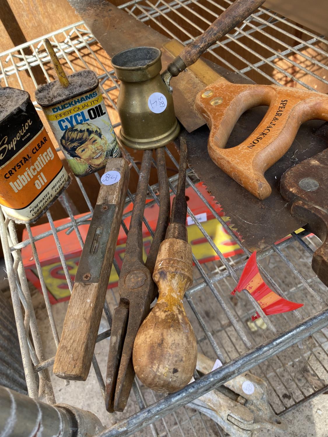 AN ASSORTMENT OF VINTAGE HAND TOOLS TO INCLUDE A 'SPEAR AND JACKSON' SAW, VINTAGE OIL CANS ETC - Image 4 of 4