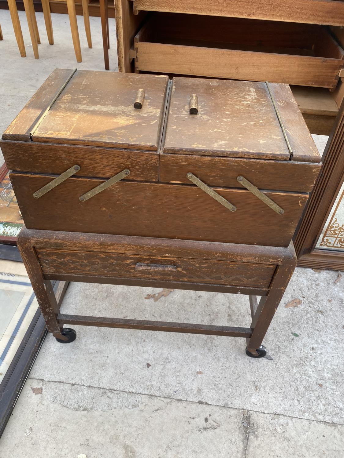 A VINTAGE SEWING BOX TO INCLUDE AN ASSORTMENT OF SEWING ITEMS - Image 5 of 5