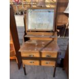 AN EARLY 20TH CENTURY OAK DRESSING TABLE