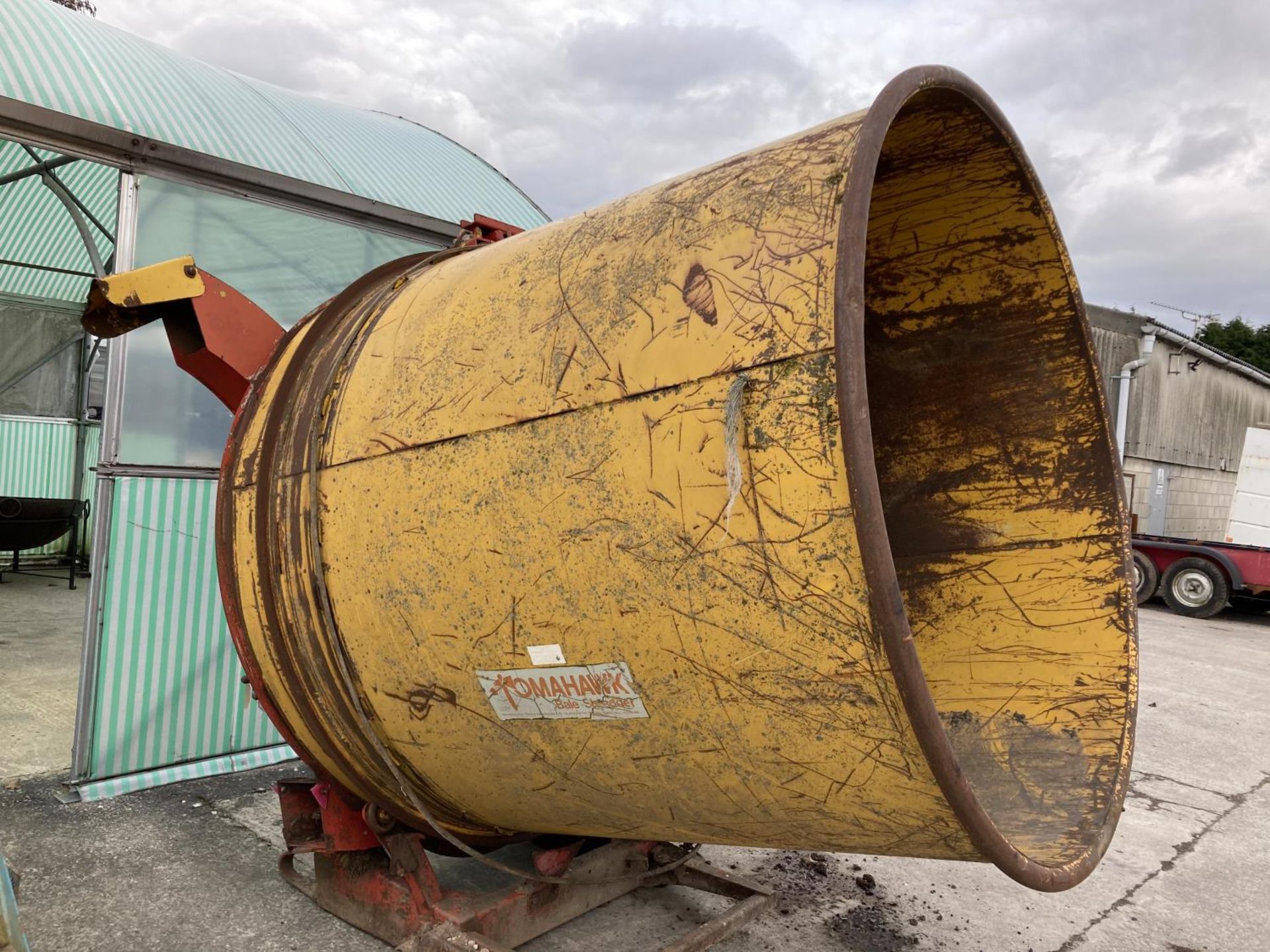 A TEAGLE TOMAHAWK ROUND BALE STRAW CHOPPER + VAT