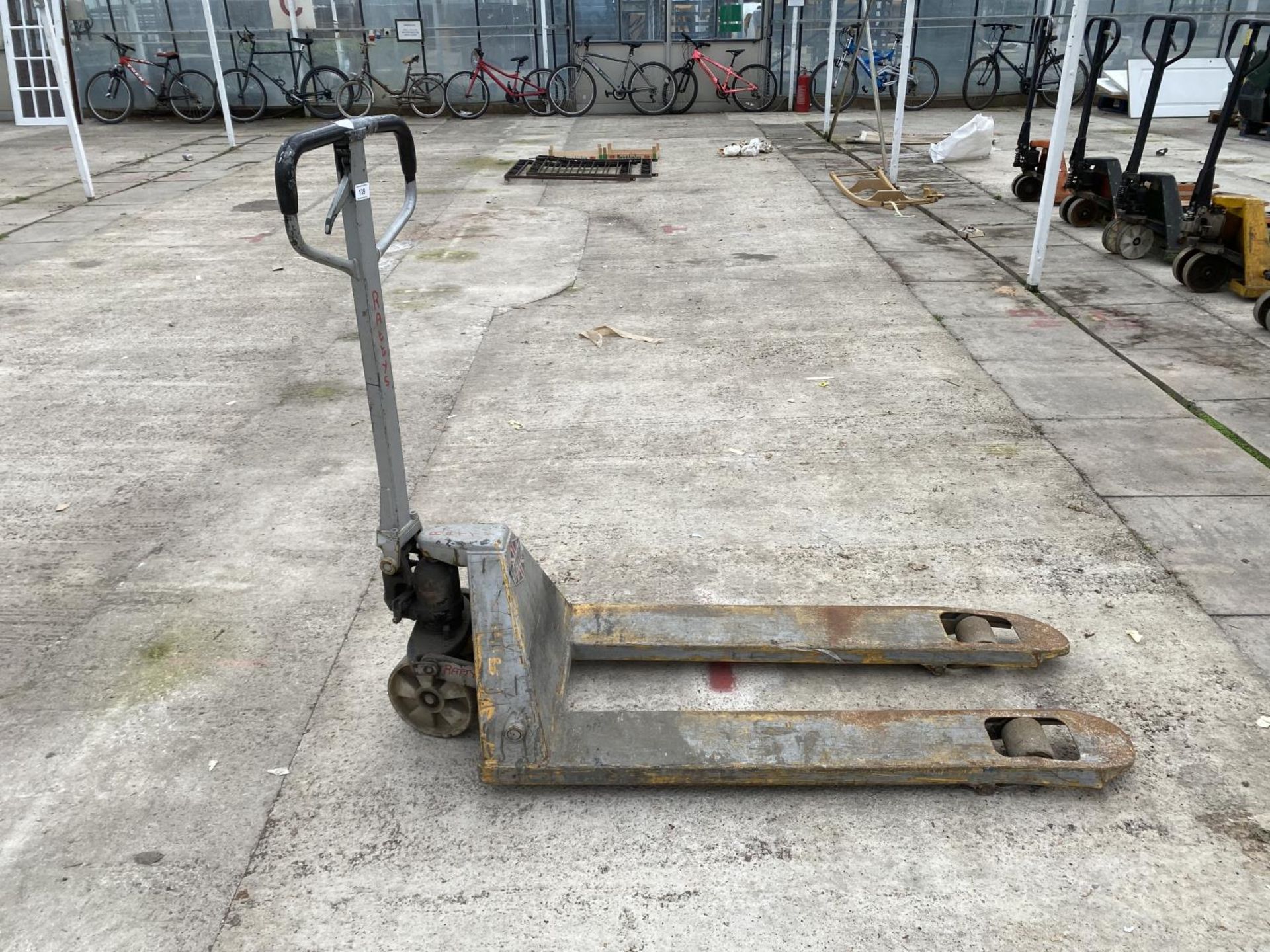 A PALLET TRUCK - NO VAT - Image 3 of 3