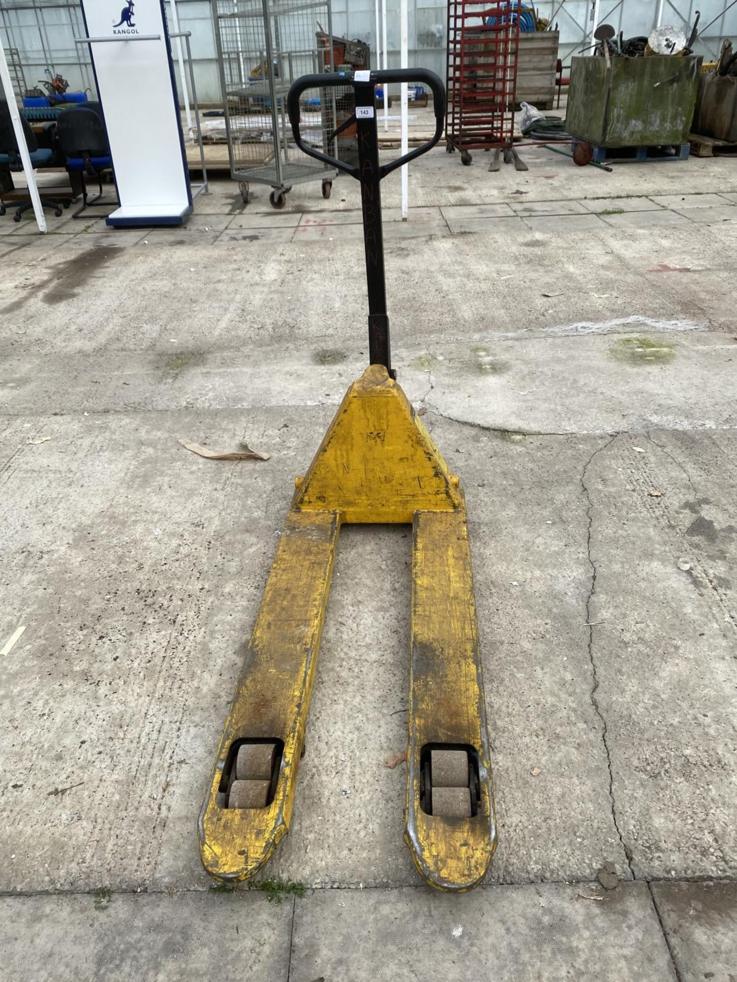 A PALLET TRUCK - NO VAT