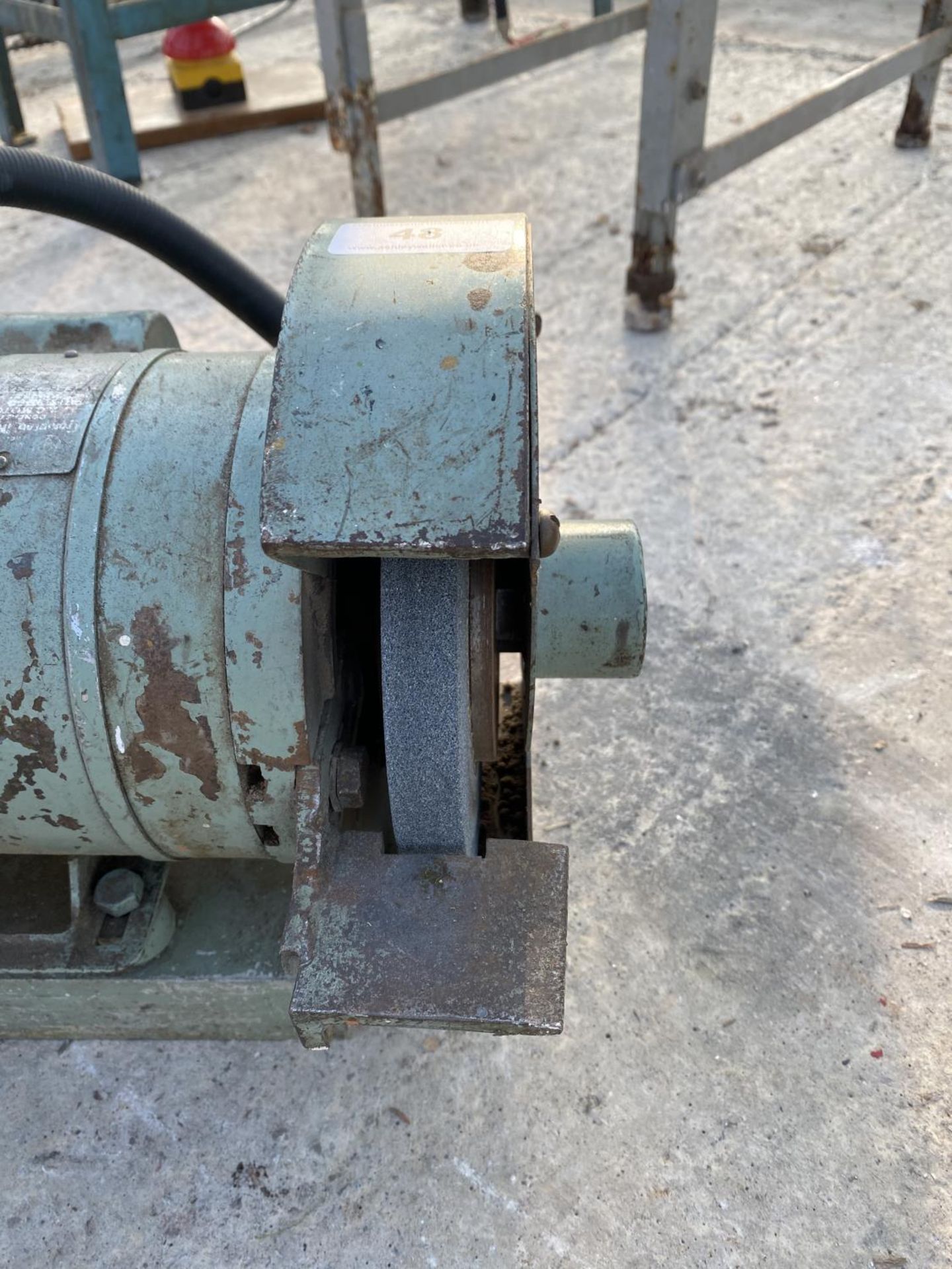 A CROMPTON BENCH GRINDER - NO VAT - Image 3 of 3