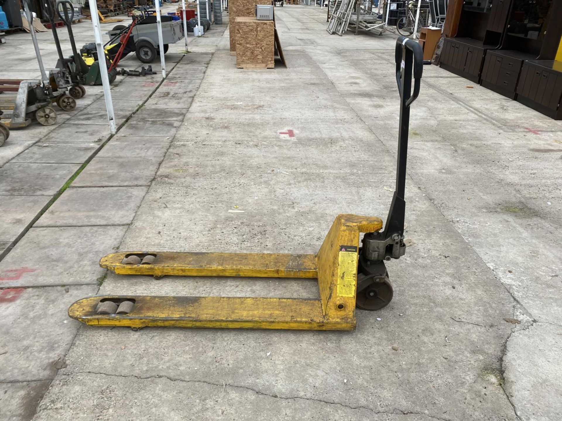 A PALLET TRUCK - NO VAT - Image 2 of 2