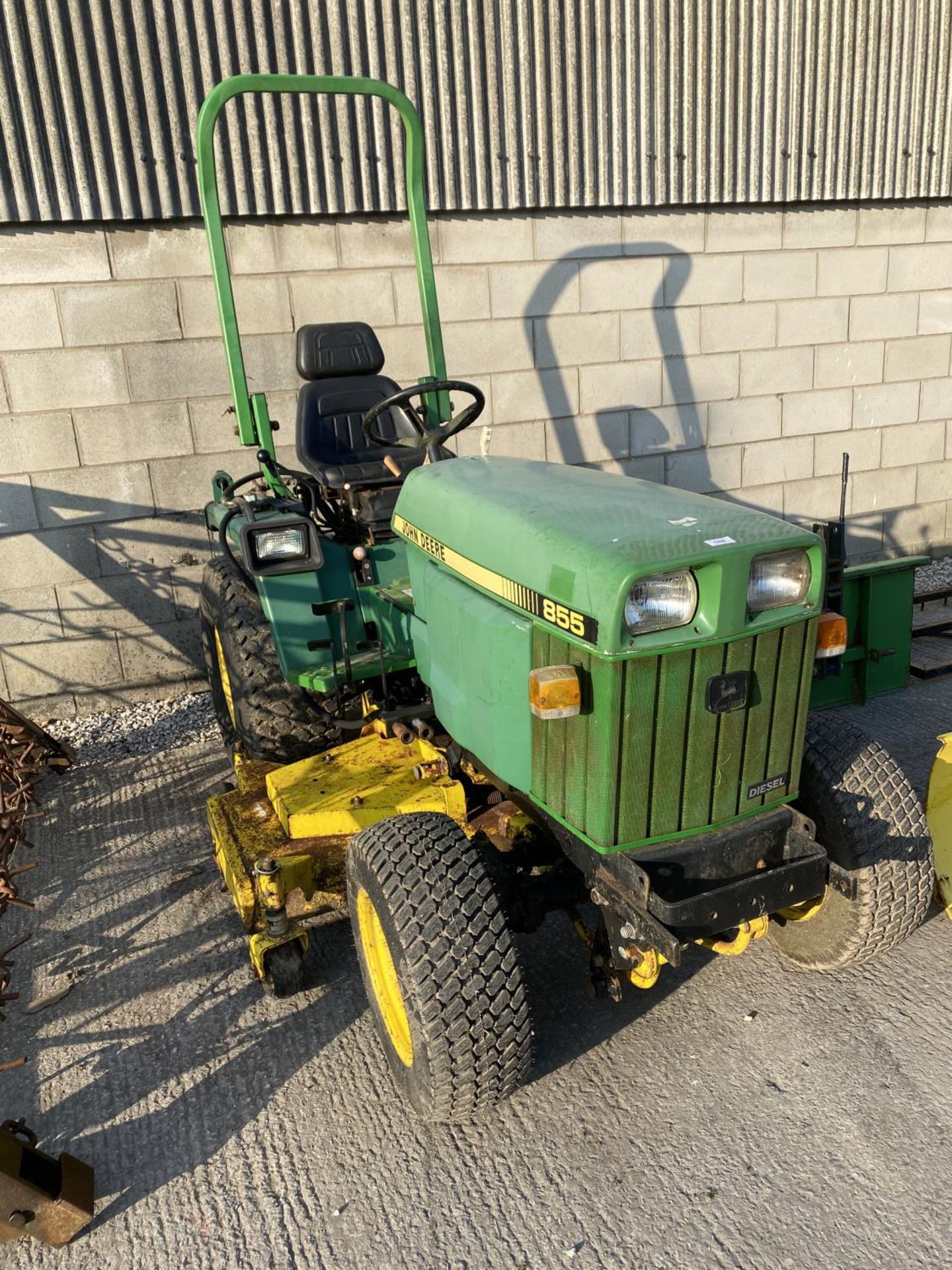 A JOHN DEERE 855 COMPACT TRACTOR - NO VAT