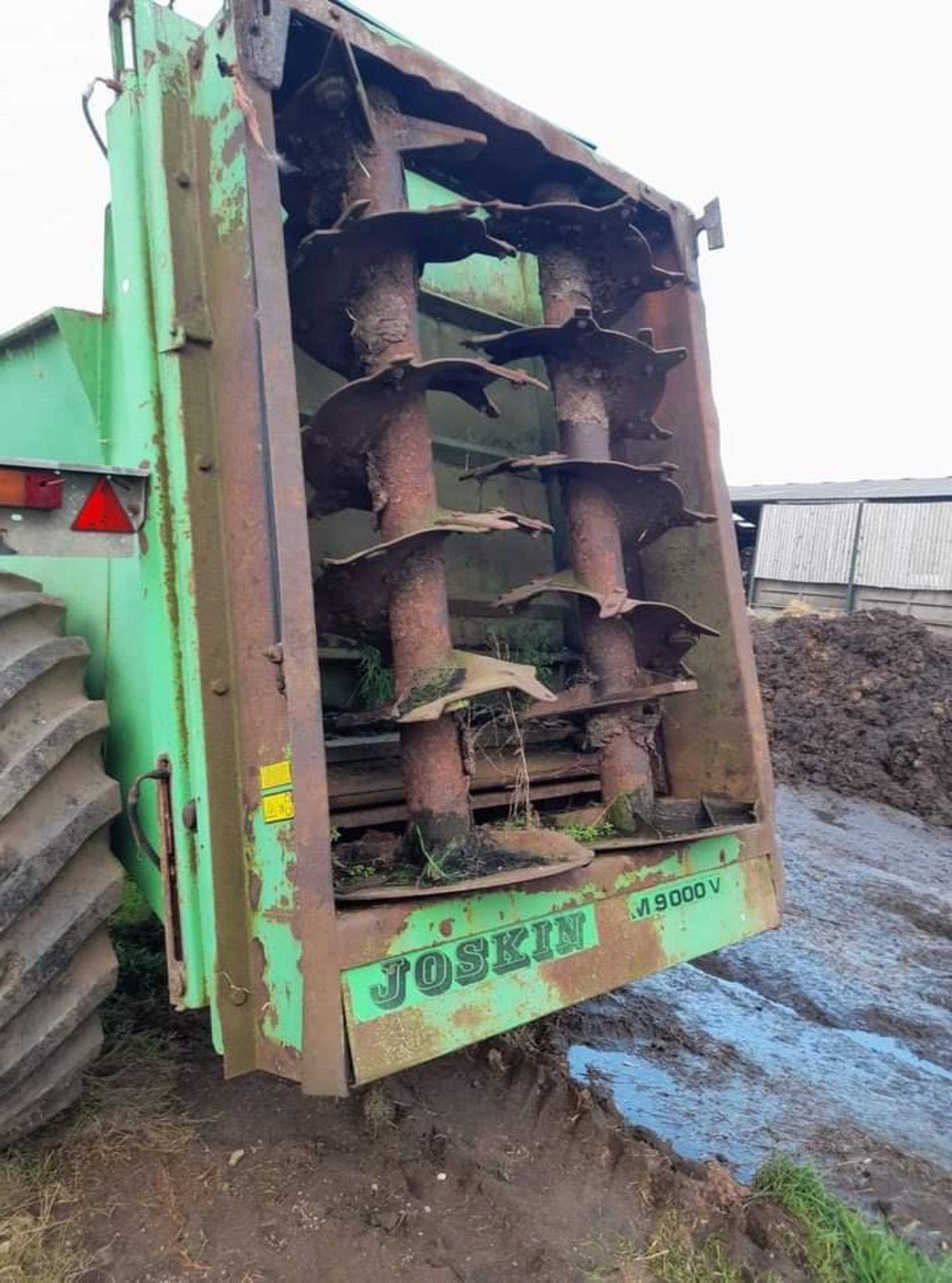 JOSKIN 10 TONNE REAR DISCHARGE MANURE SPREADER (serial no N9000V) REAR SPREADERS NEEDS ATTENTION - Image 2 of 2