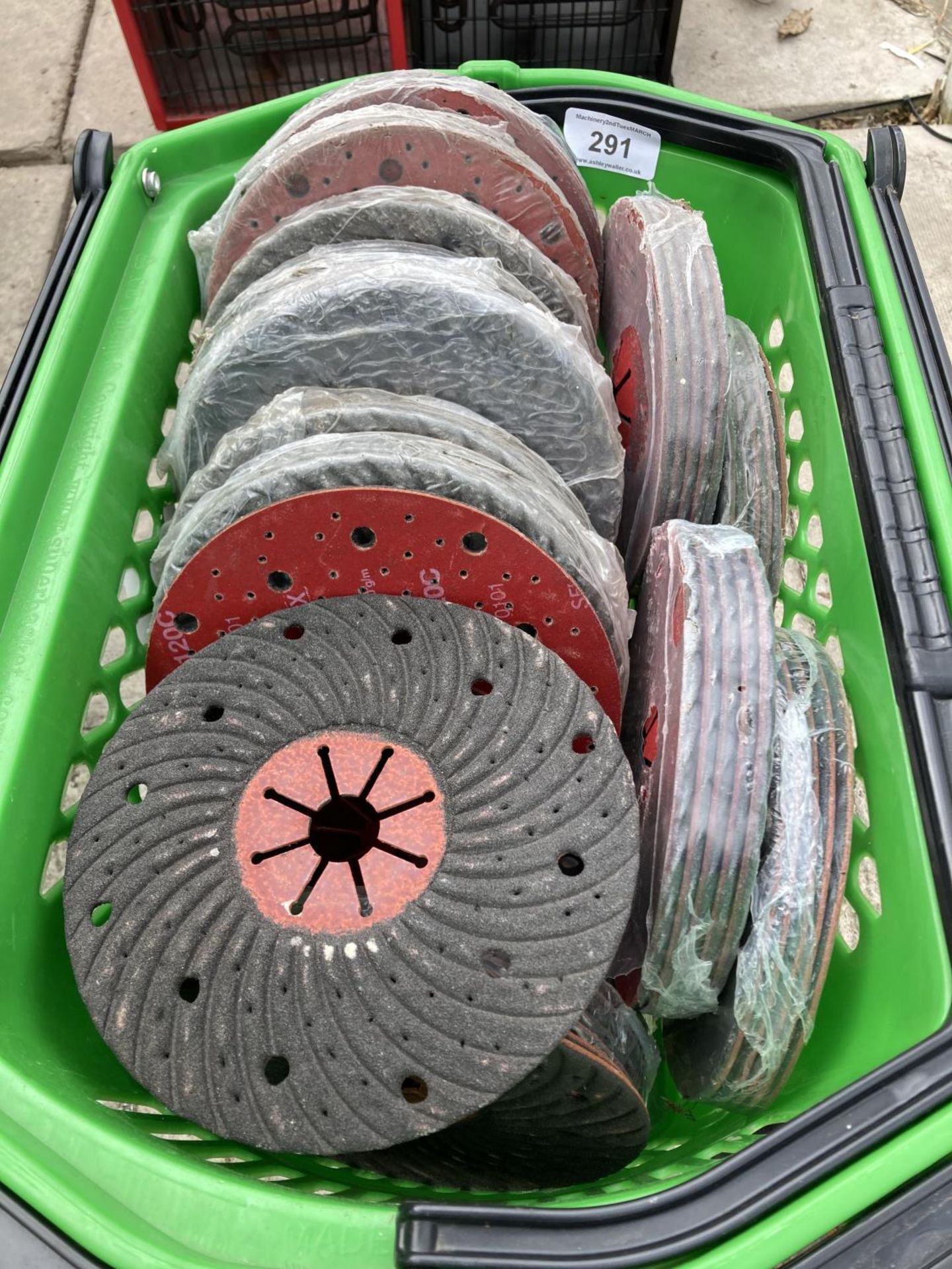 A BASKET OF 200 FIVE INCH GRINDING DISCS - NO VAT - Image 2 of 2