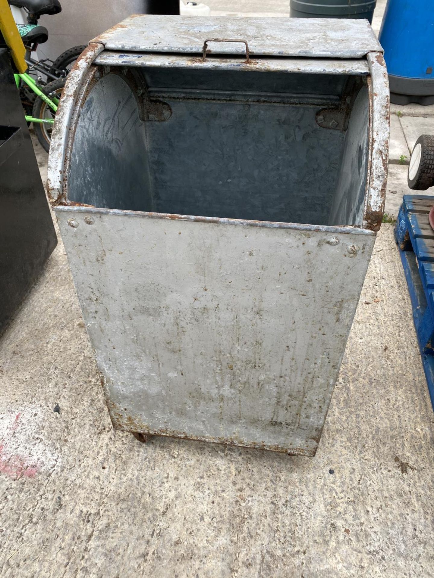 A WASTE BIN 18" SQUARE 32" HIGH WITH FLOOR NO VAT - Image 3 of 5