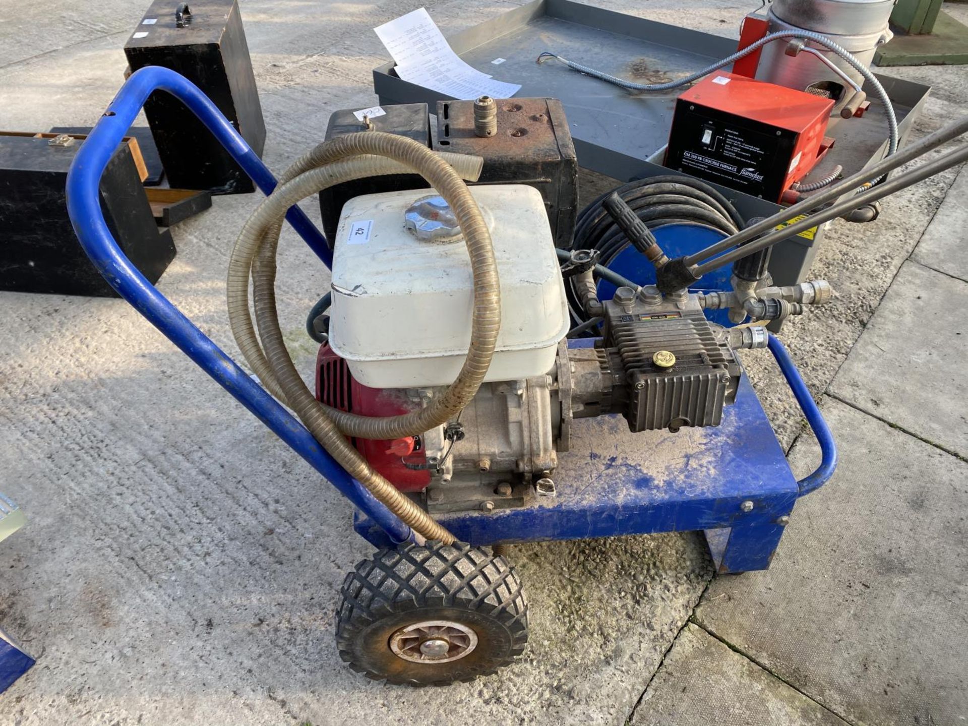 A MOBILE PRESSURE WASHER 6X390 WITH HONDA 130 ENGINE WITH HOSE AND REEL. - NO VAT - Image 2 of 4