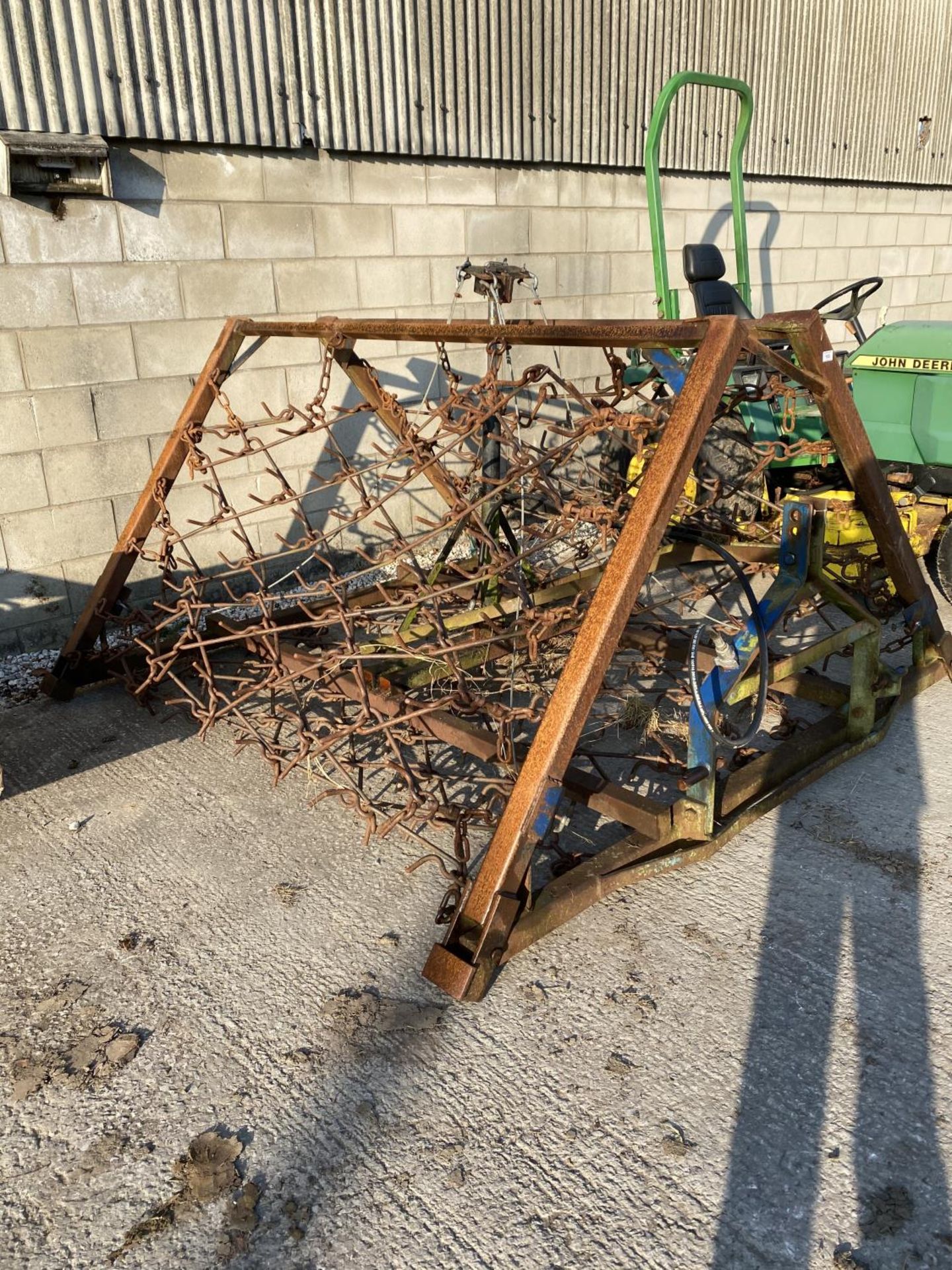 A SET OF MOUNTED GRASS HARROWS WITH HYDRAULIC LIFT - NO VAT - Image 2 of 3