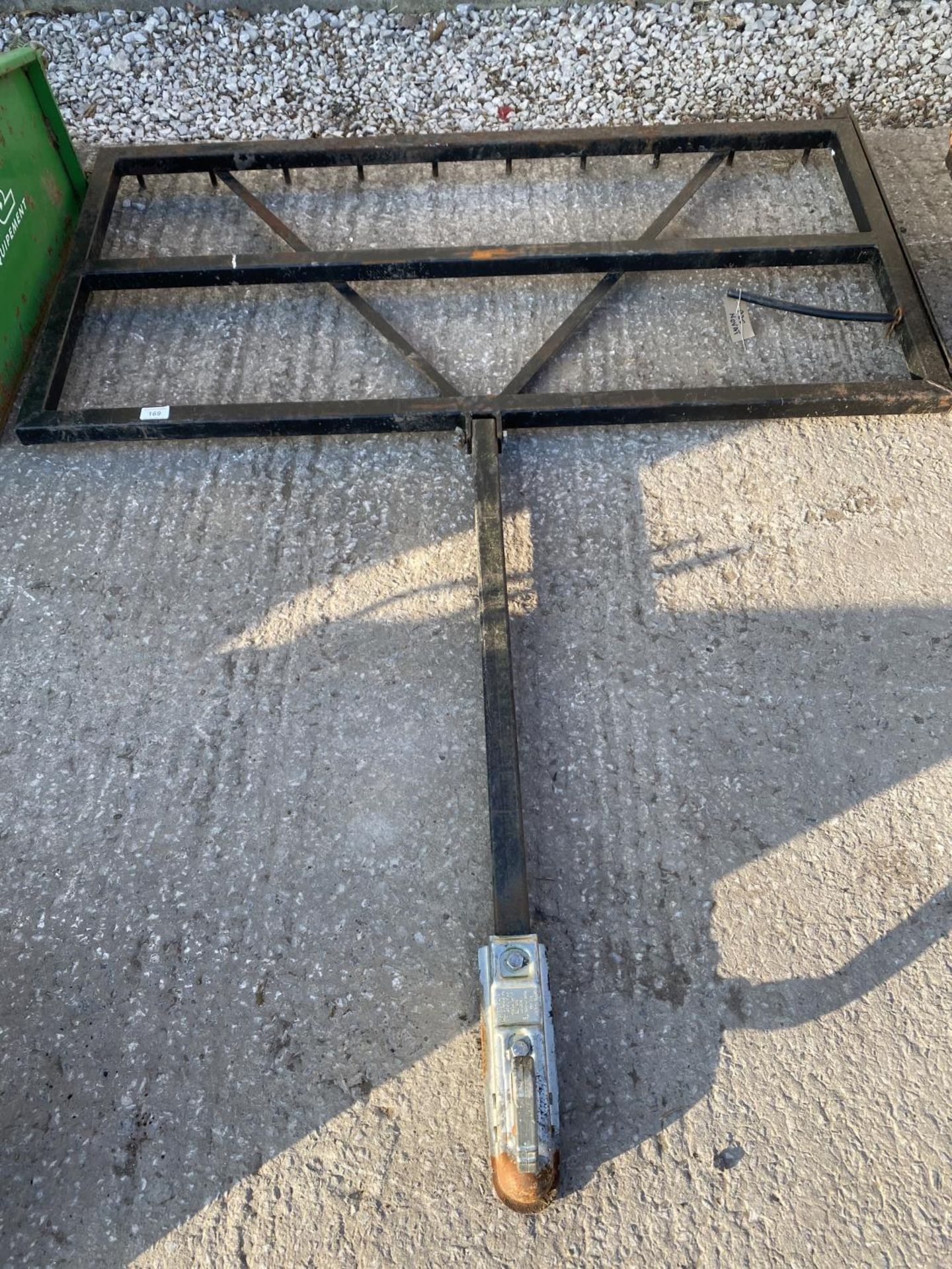 A SMALL LEVELING BLADE 5' WIDE - NO VAT