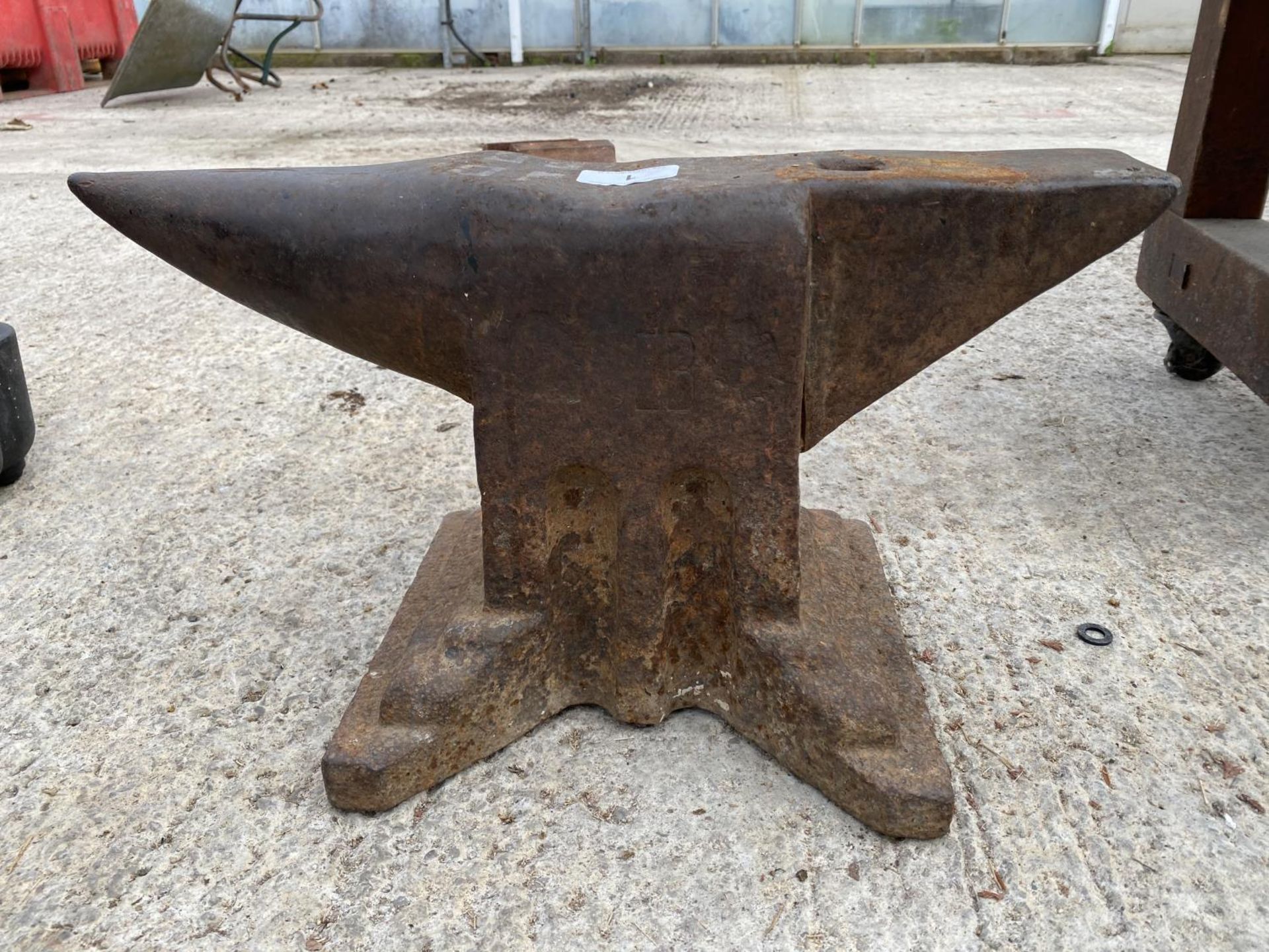 A SMALL ANVIL 19.5" LONG 10.5" HIGH - NO VAT - Image 2 of 5