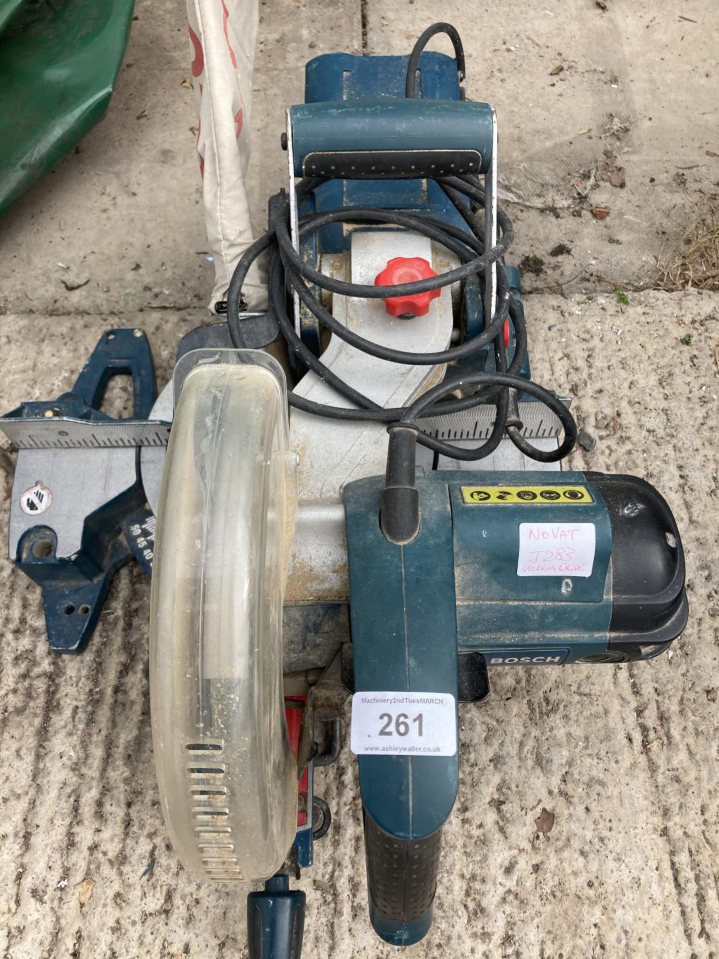 A BOSCH CROSS CUT SAW 8" BLADE - GCM 800S - BELIEVED WORKING NO WARRANTY - NO VAT