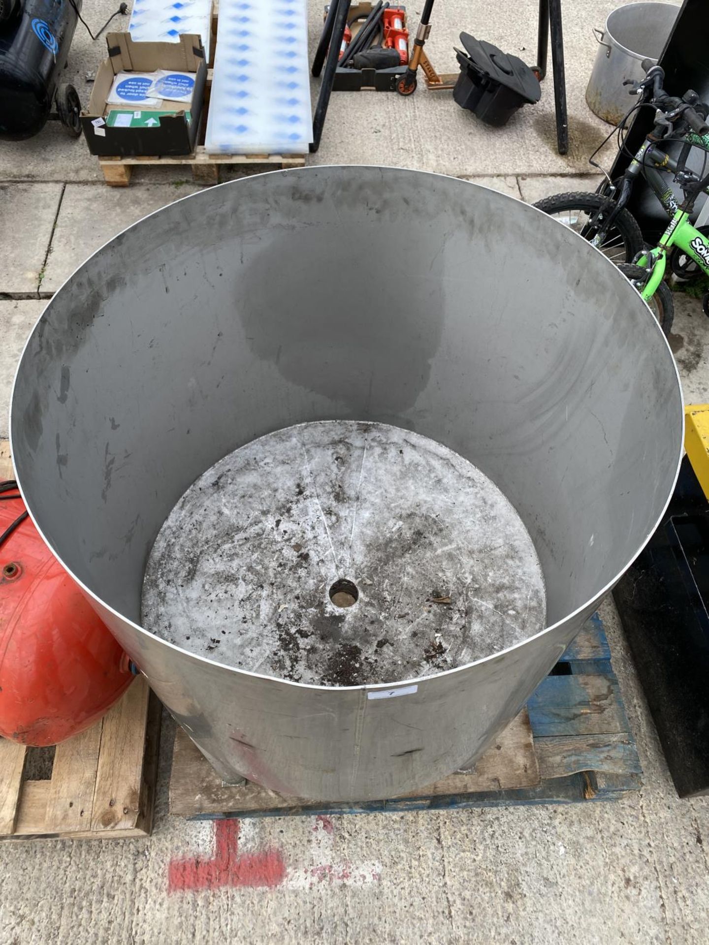 A CIRCULAR TUB ON LEGS TUB 24" HIGH 29" DIAMETER TOTAL HEIGHT OF 40" - NO VAT - Image 2 of 4