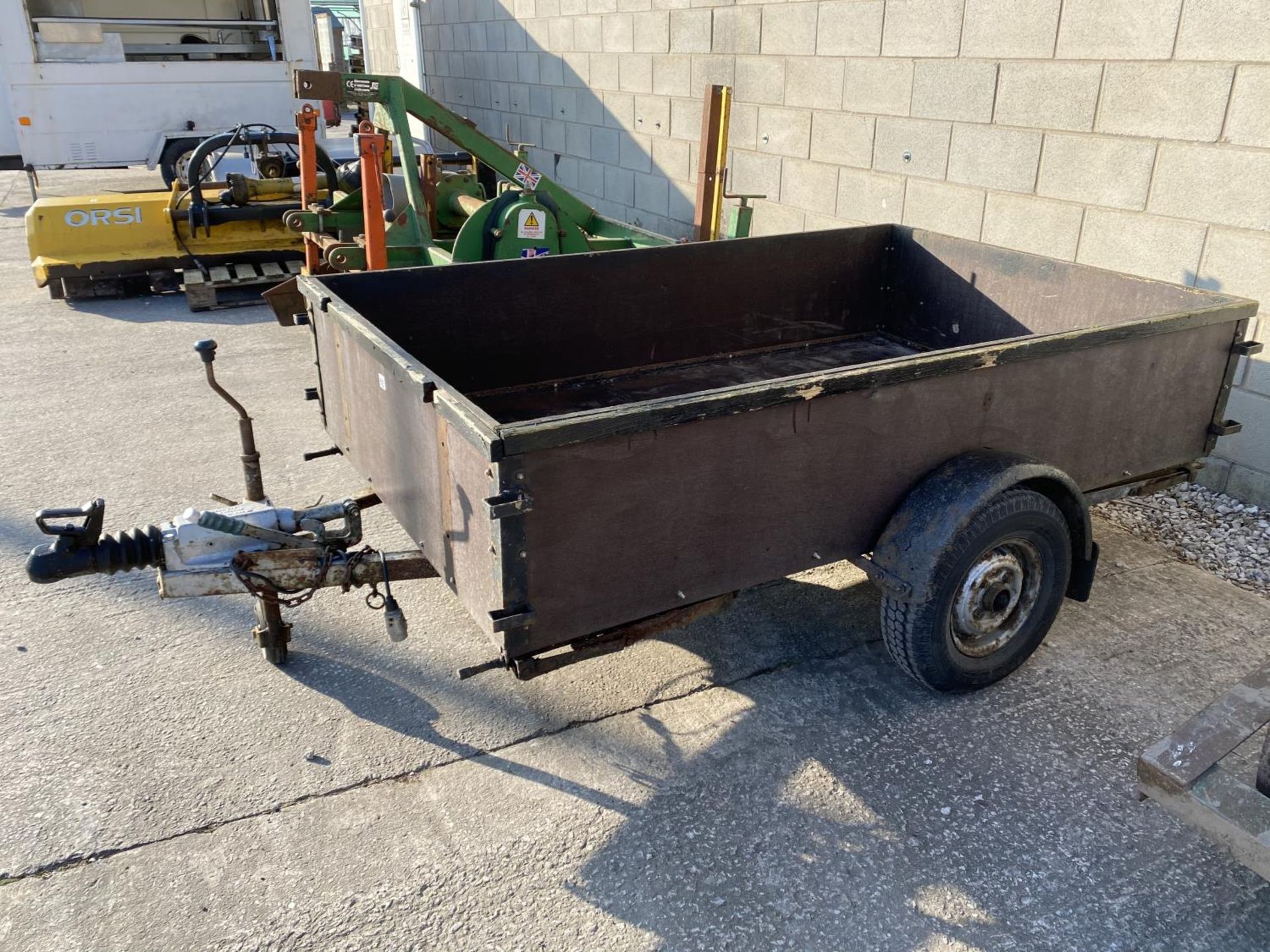 A TWO WHEELED TRAILER 7' X 4' - N0 VAT