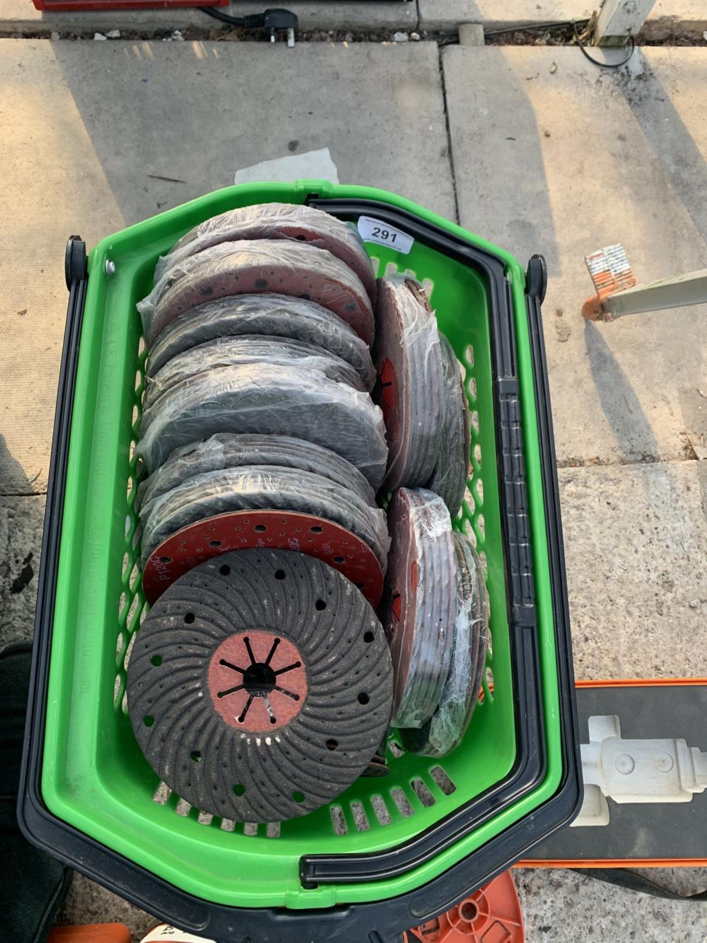 A BASKET OF 100 SEVEN INCH GRINDING DISCS NO VAT