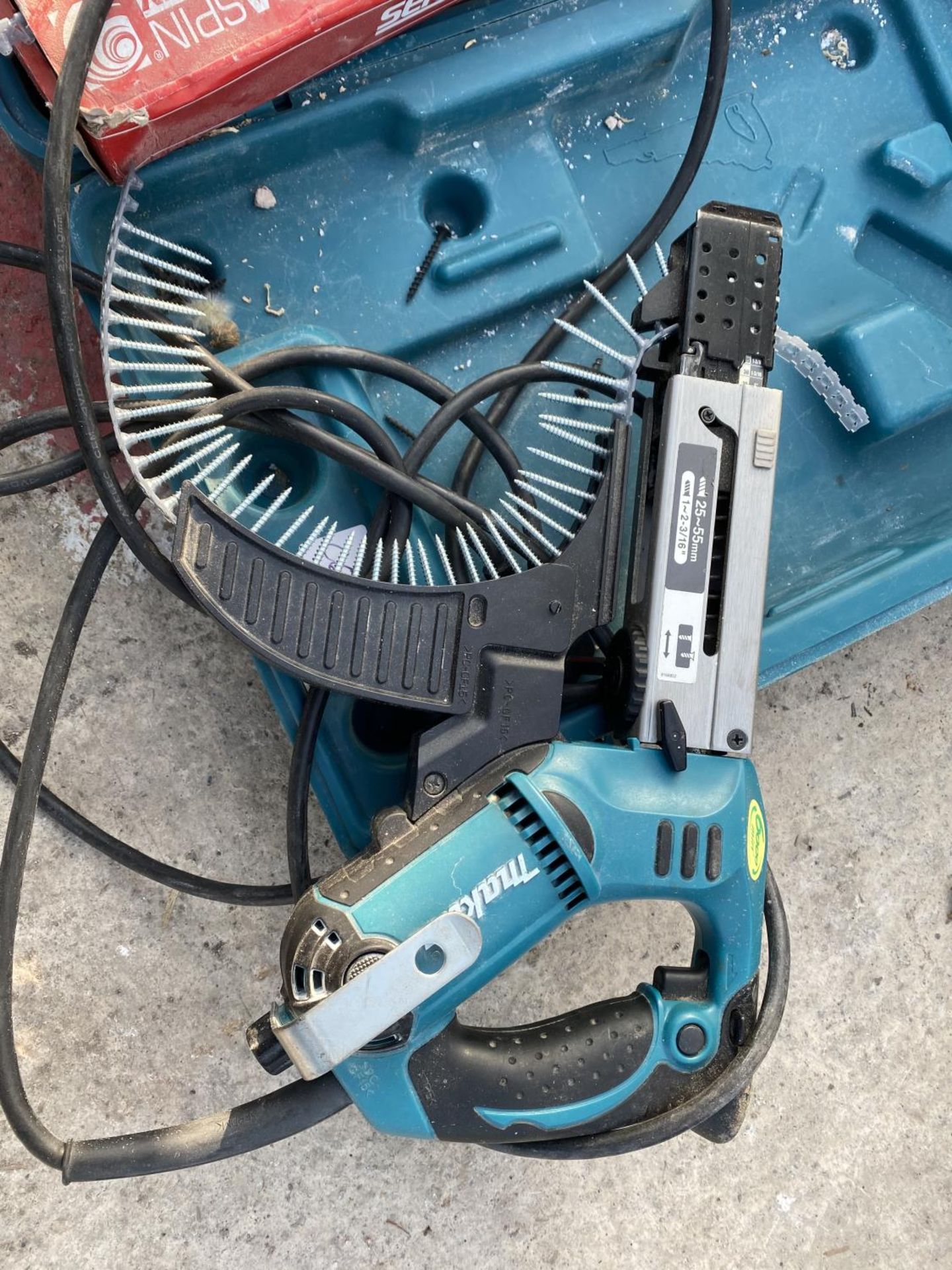 A MAKITA 6843 AUTO FEED SCREWDRIVER AND SCREWS - NO VAT - Image 2 of 2