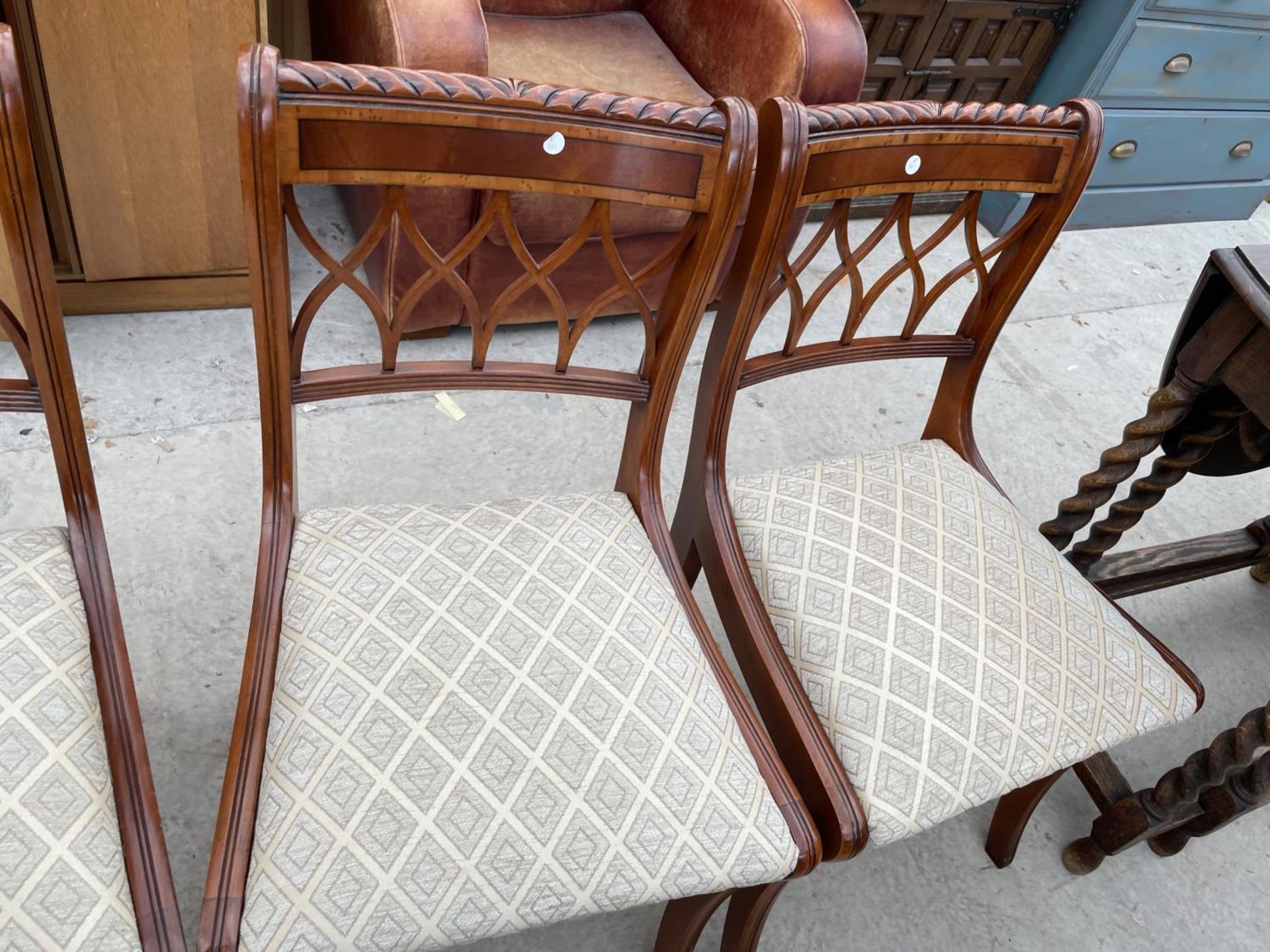 A SET OF SIX REGENCY STYLE YEW WOOD CROSSBANDED DINING CHAIRS - Image 6 of 7