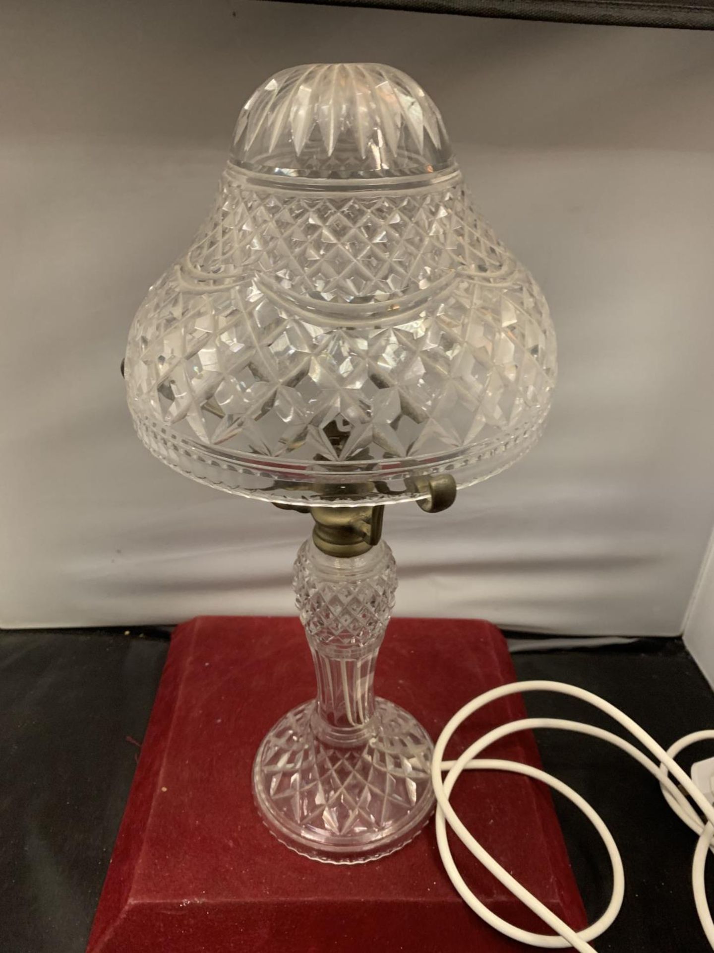 A CUT GLASS TABLE LAMP WITH MATCHING SHADE H:40CM