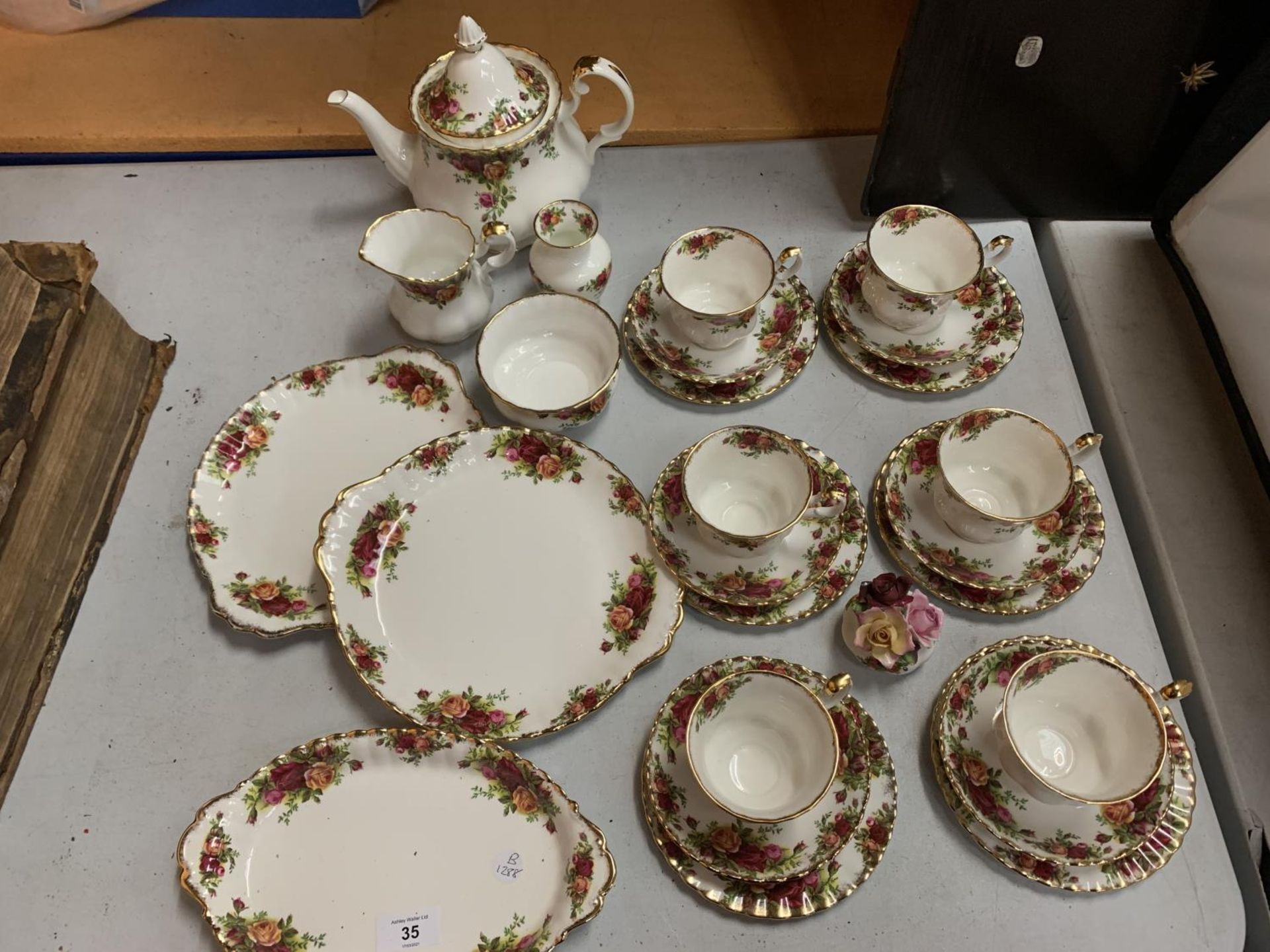 A ROYAL ALBERT 'OLD COUNTRY ROSES' SIX TRIO TEA SET TO INCLUDE A TEAPOT AND CAKE PLATES - Image 2 of 8