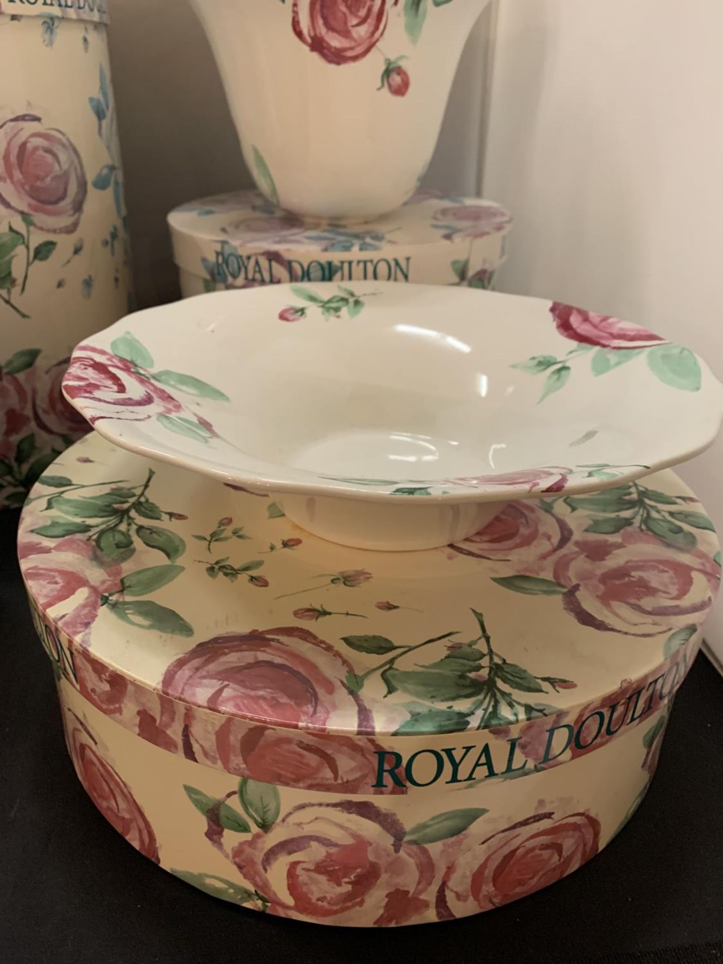 THREE VARIOUS ROYAL DOULTON ROSE CLOUDS ITEMS WITH PRESENTATION BOXES TO INCLUDE A VASE, PLANTER AND - Image 6 of 10