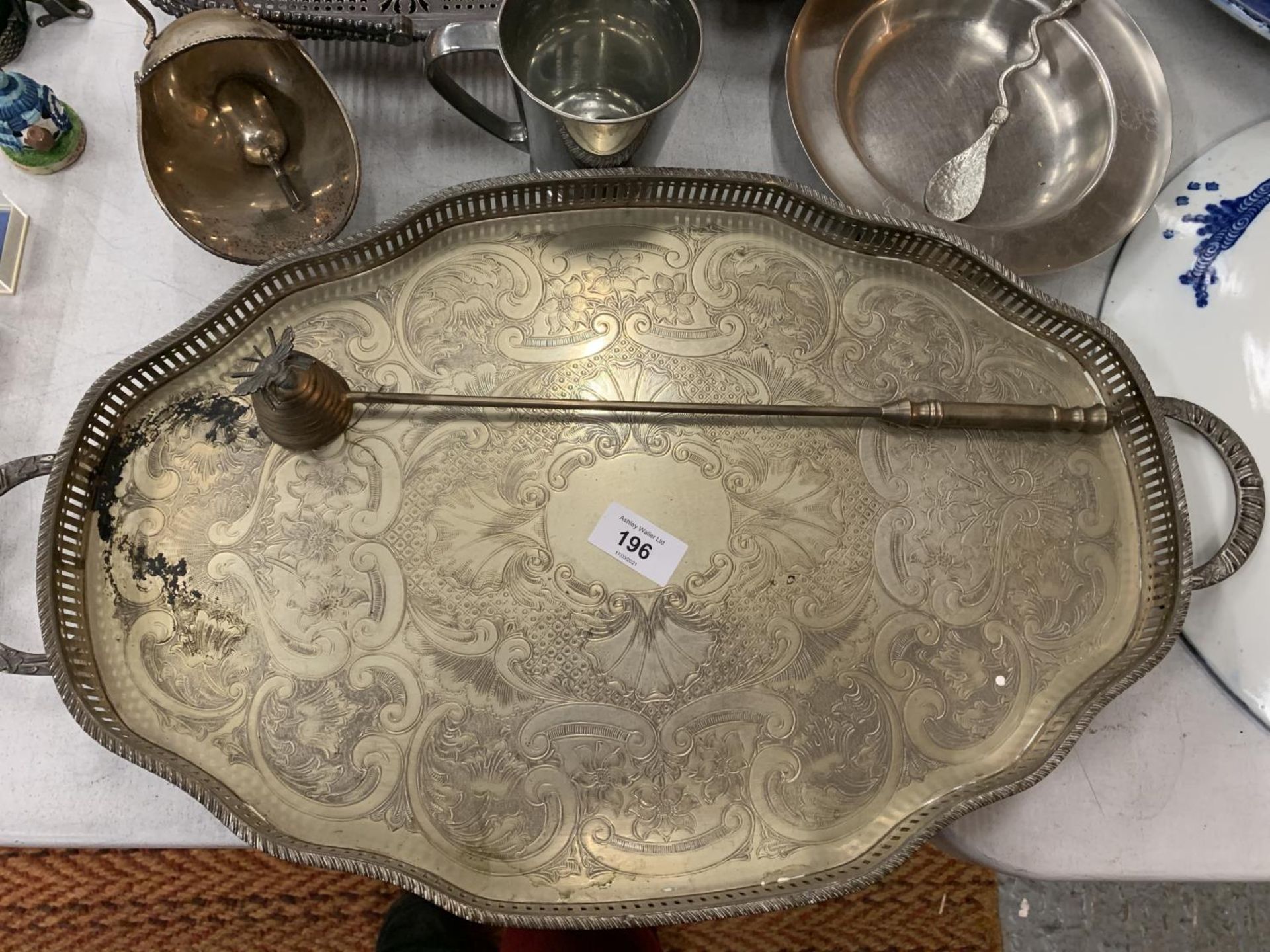 A COLLECTION OF SILVER PLATED WARE TO INCLUDE LARGE FOOTED SERVING TRAY, CANDLE SNUFFER ETC - Image 4 of 6