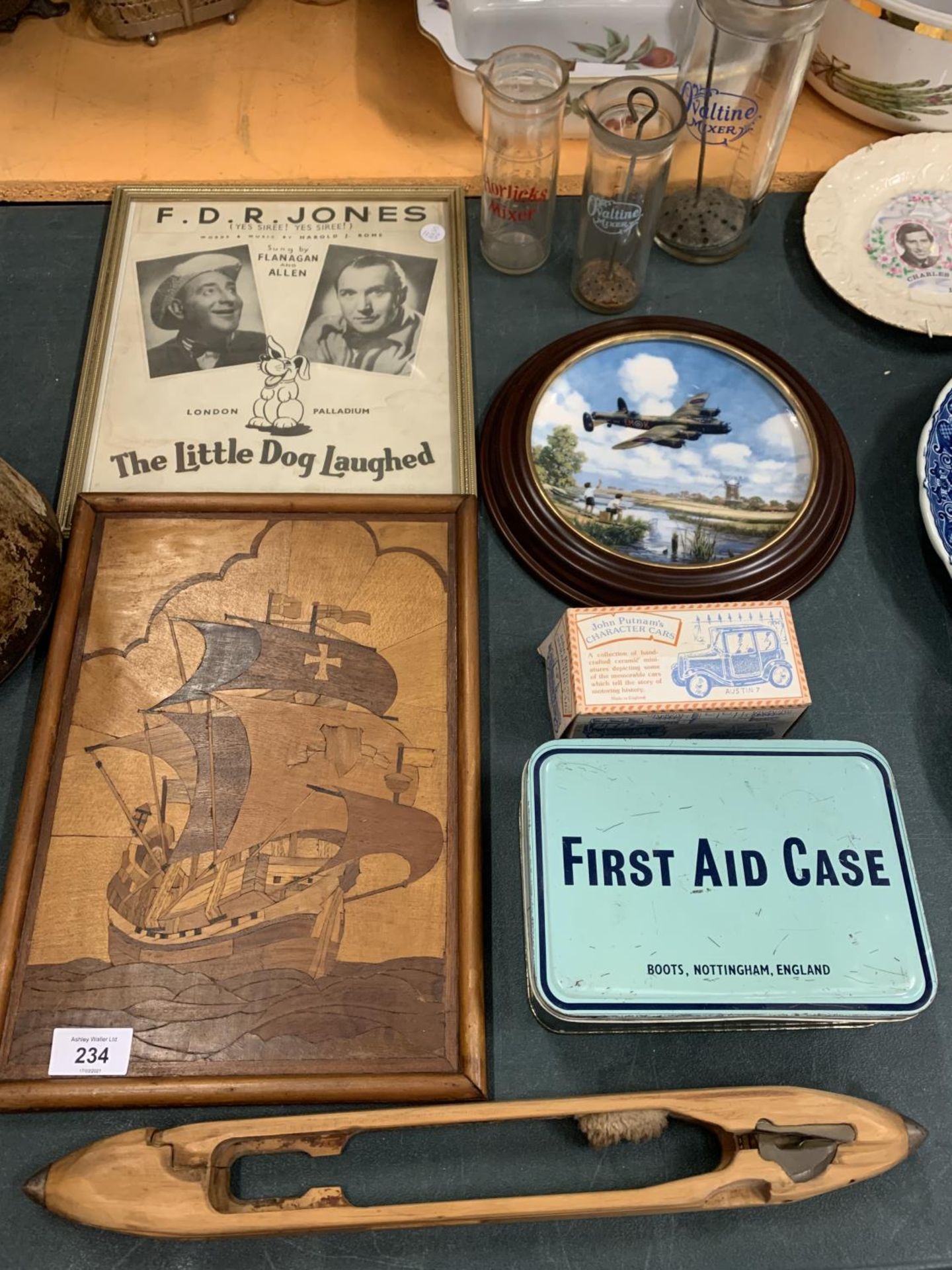 AN ASSORTMENT OF VINTAGE ITEMS TO INCLUDE A FIRST AID TIN, A POSTER AND A COLLECTORS PLATE ETC - Image 2 of 6