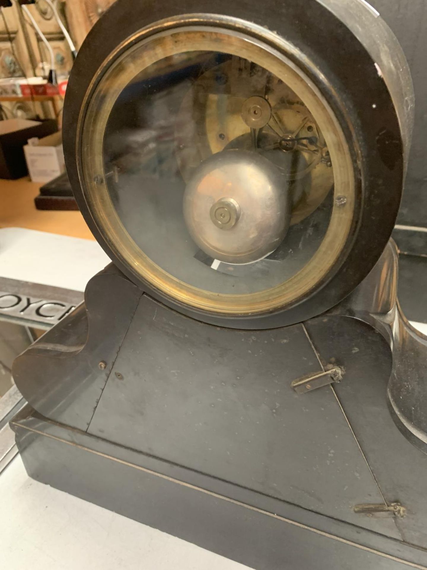 A LARGE MARBLE MANTEL CLOCK WITH VISUAL ESCAPEMENT (H: 43CM) - Image 10 of 12