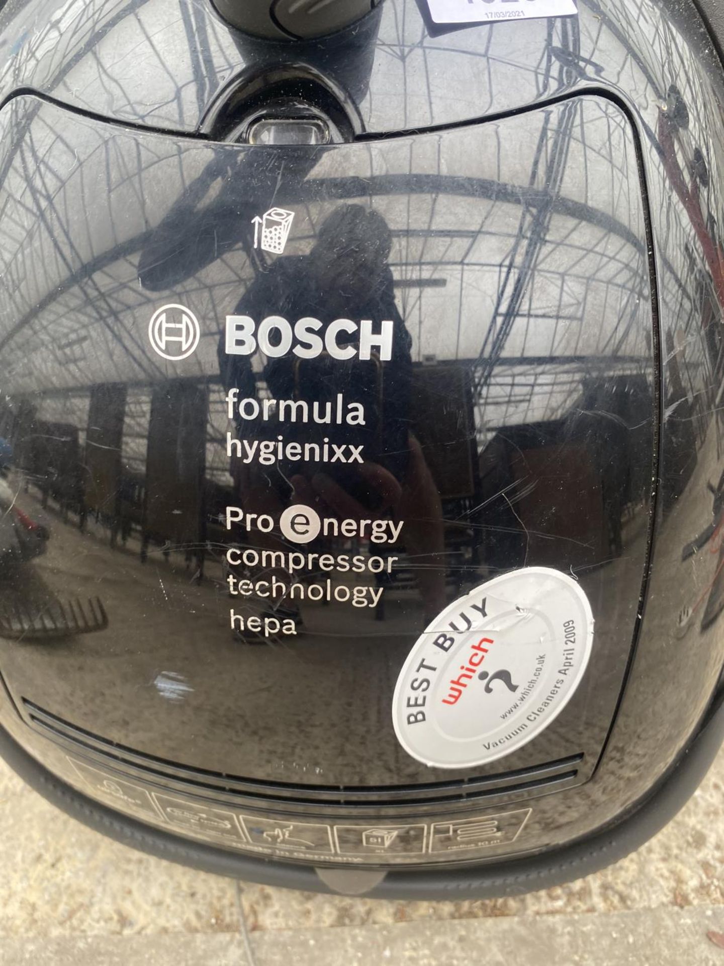 A BOSCH VACUUM CLEANER - Image 2 of 3