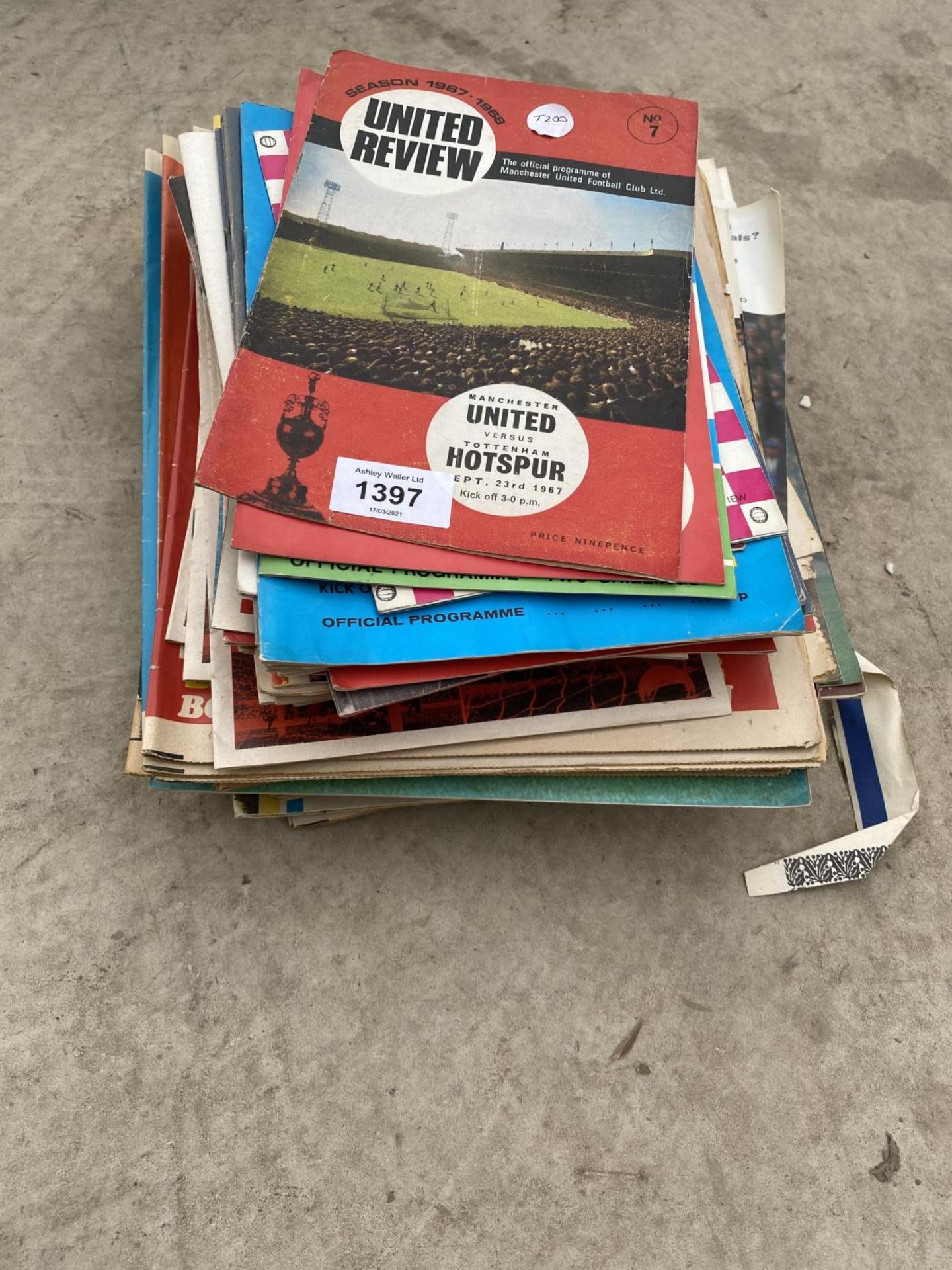 A LARGE QUANTITY OF VINTAGE FOOTBALL PROGRAMMES AND MAGAZINES ETC