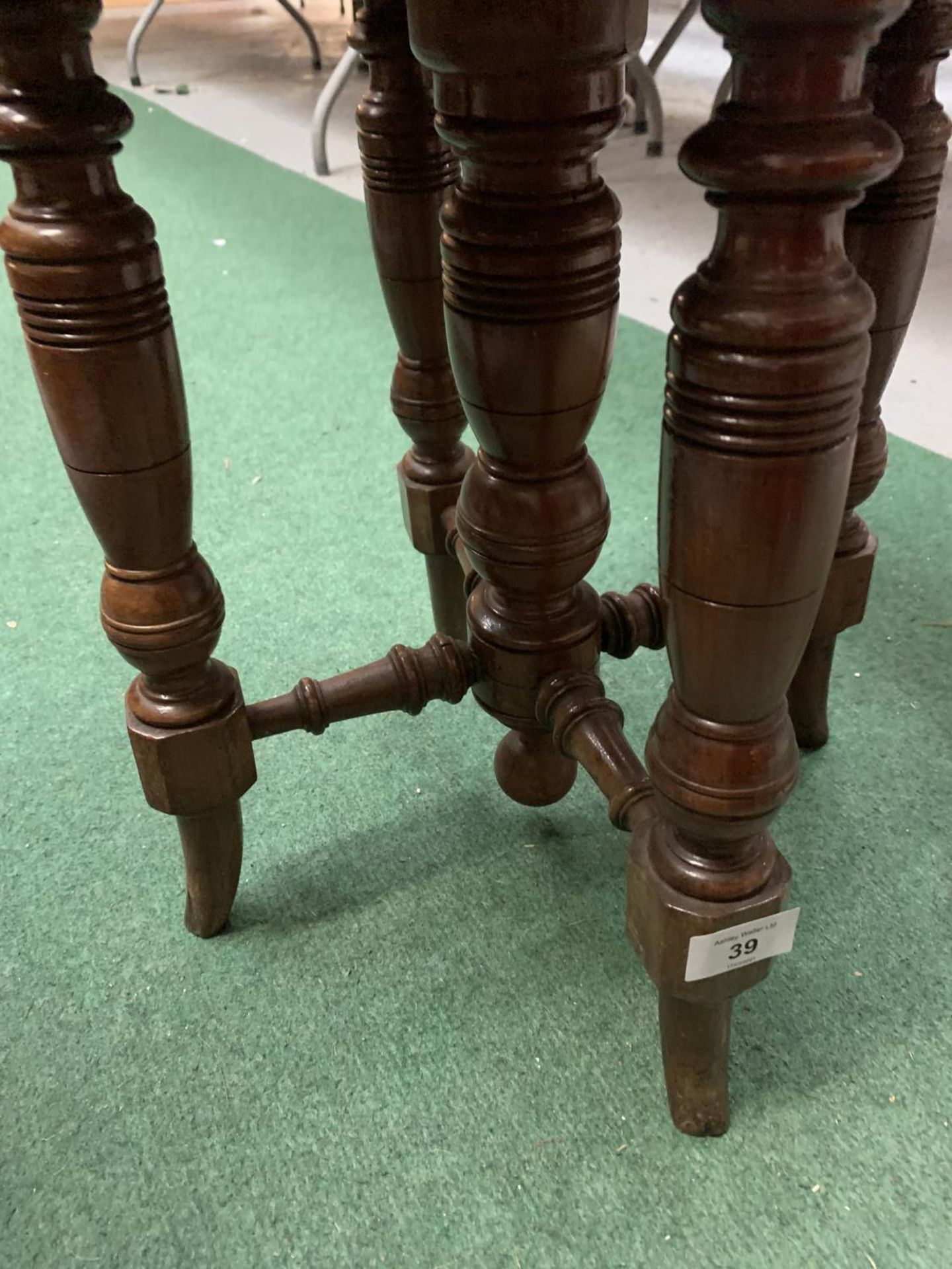 A VINTAGE ROUND LEATHER BUTTONED PIANO STOOL - Image 4 of 6