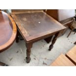 AN EARLY 20TH CENTURY OAK DRAW-LEAF DINING TABLE